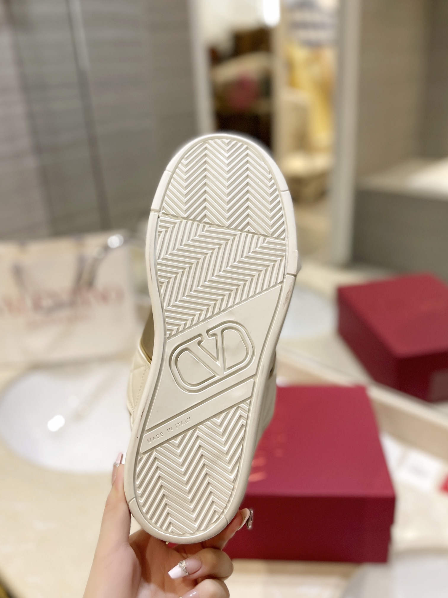 Valentino P950: Classic Couple’s Sports Leisure Shoes, High-End Craftsmanship, Colorful and Romantic Design - 图片 6