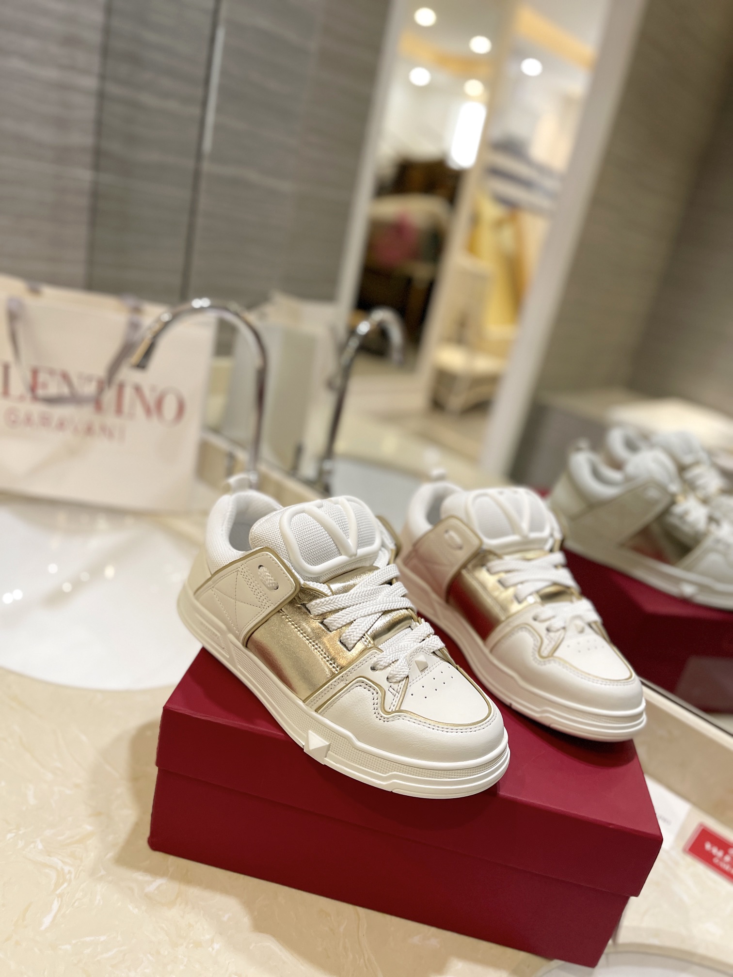 Valentino P950: Classic Couple’s Sports Leisure Shoes, High-End Craftsmanship, Colorful and Romantic Design - 图片 3
