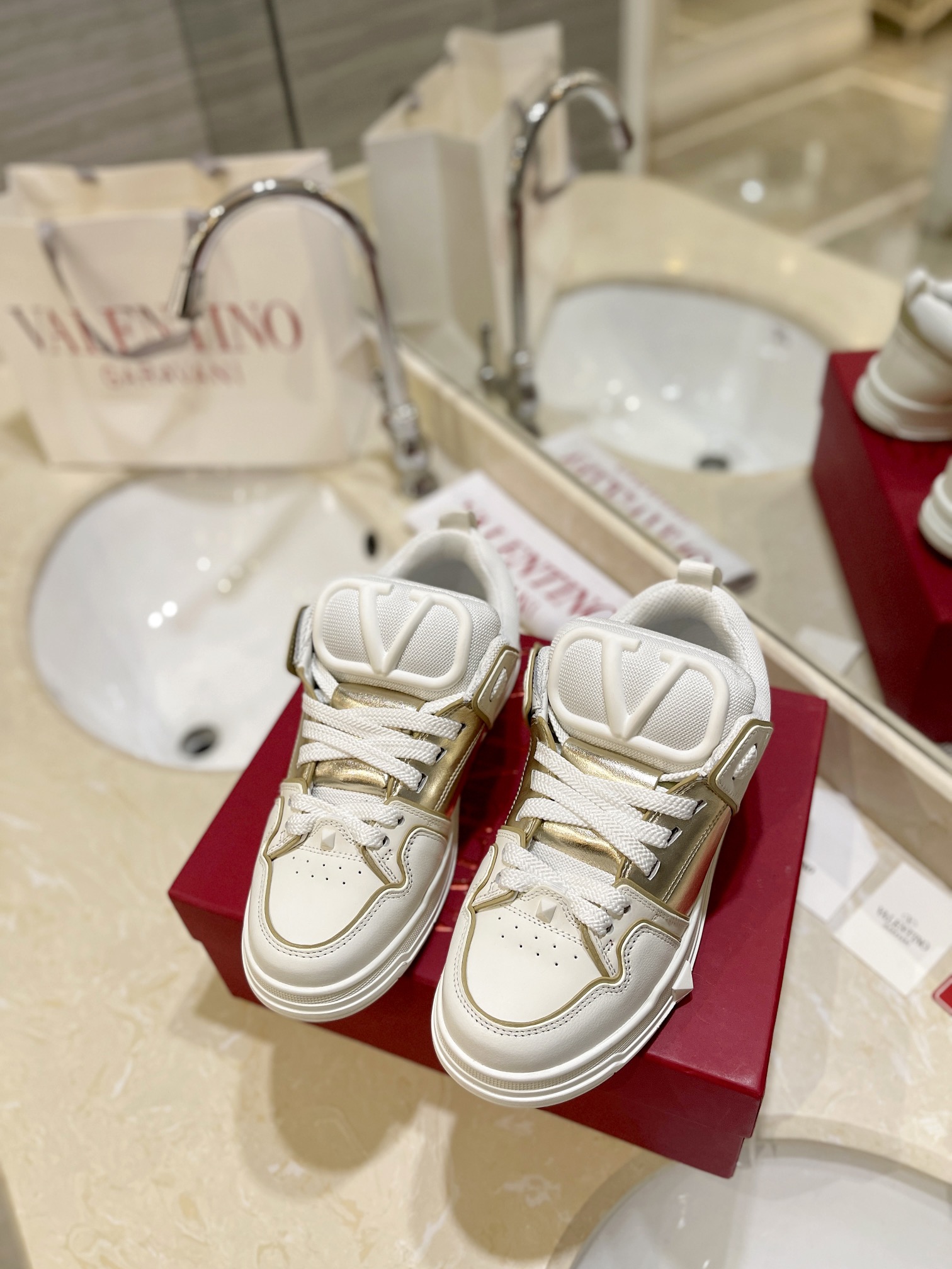 Valentino P950: Classic Couple’s Sports Leisure Shoes, High-End Craftsmanship, Colorful and Romantic Design - 图片 2