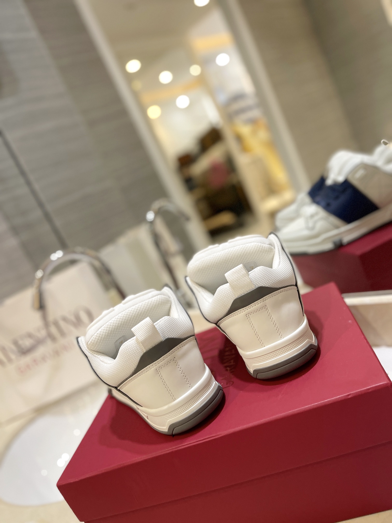 Valentino P950: Classic Couple’s Leisure Shoes with Original Craft and High-End Design - 图片 6