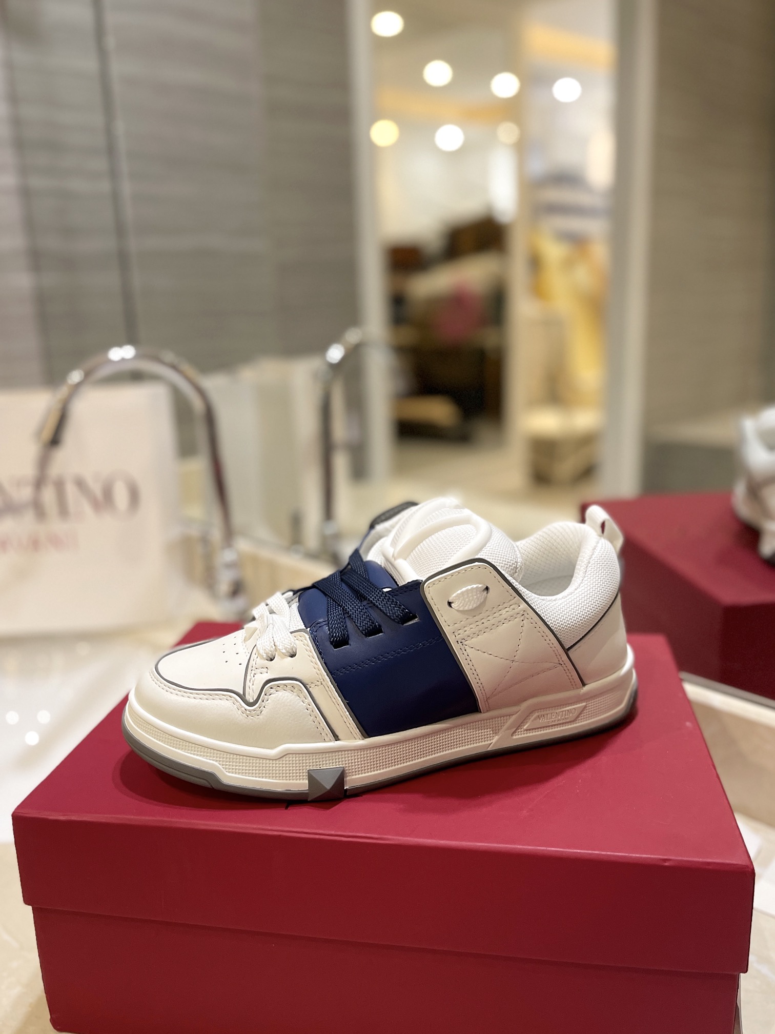 Valentino P950: Classic Couple’s Leisure Shoes with Original Craft and High-End Design - 图片 5