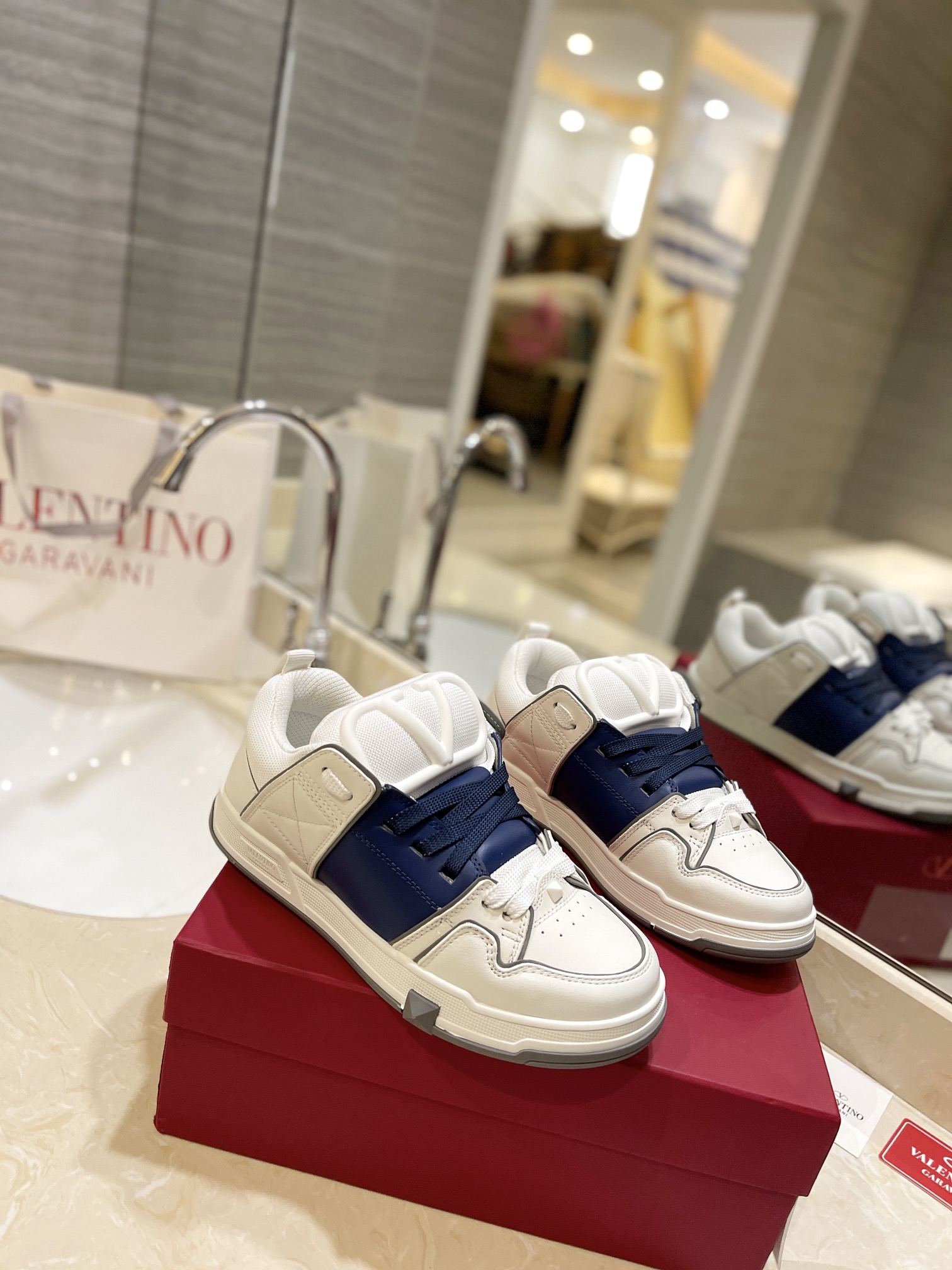 Valentino P950: Classic Couple’s Leisure Shoes with Original Craft and High-End Design - 图片 2
