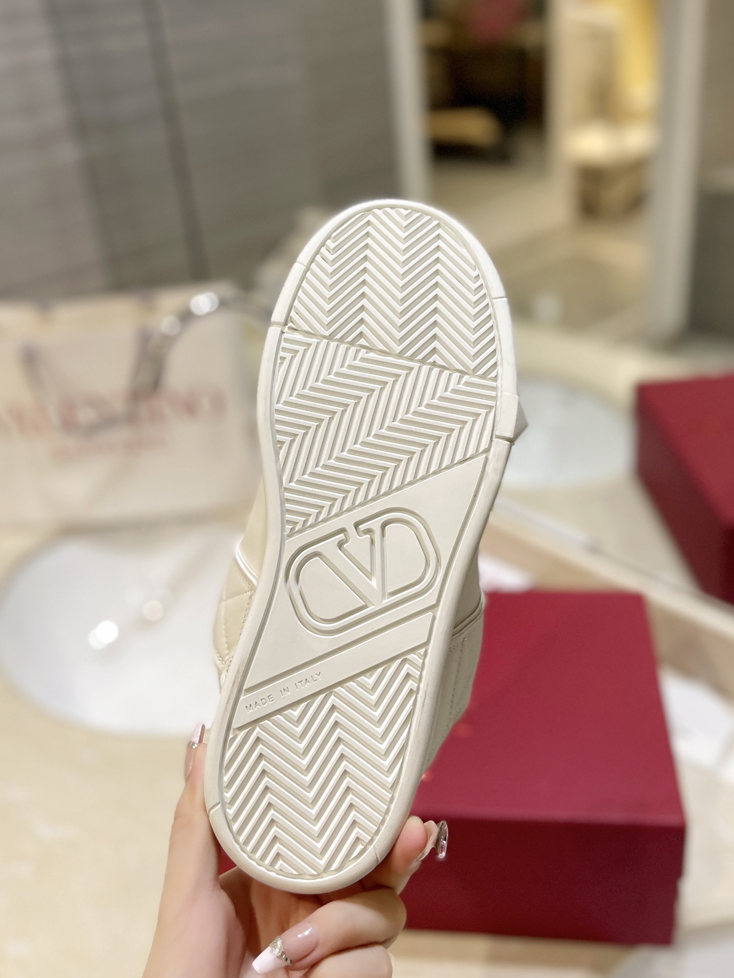 Valentino P950: Classic Couple’s Leisure Shoes with Original Craft and High-End Design - 图片 6