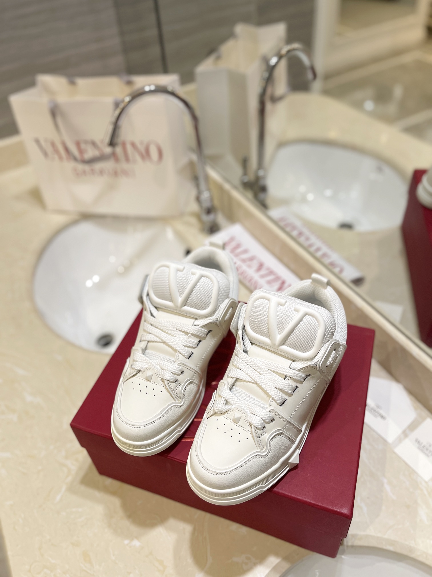 Valentino P950: Classic Couple’s Leisure Shoes with Original Craft and High-End Design - 图片 2