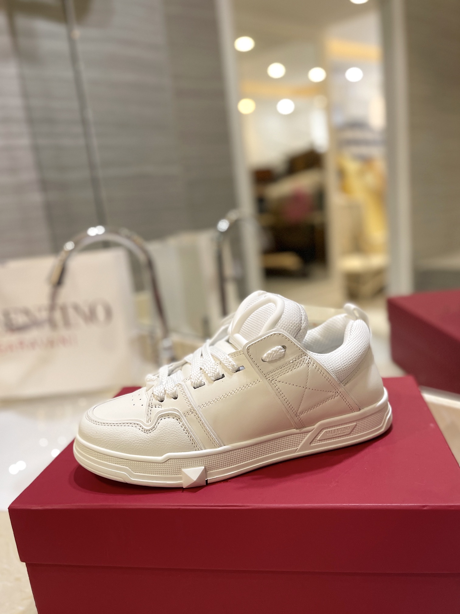 Valentino P950: Classic Couple’s Leisure Shoes with Original Craft and High-End Design - 图片 4