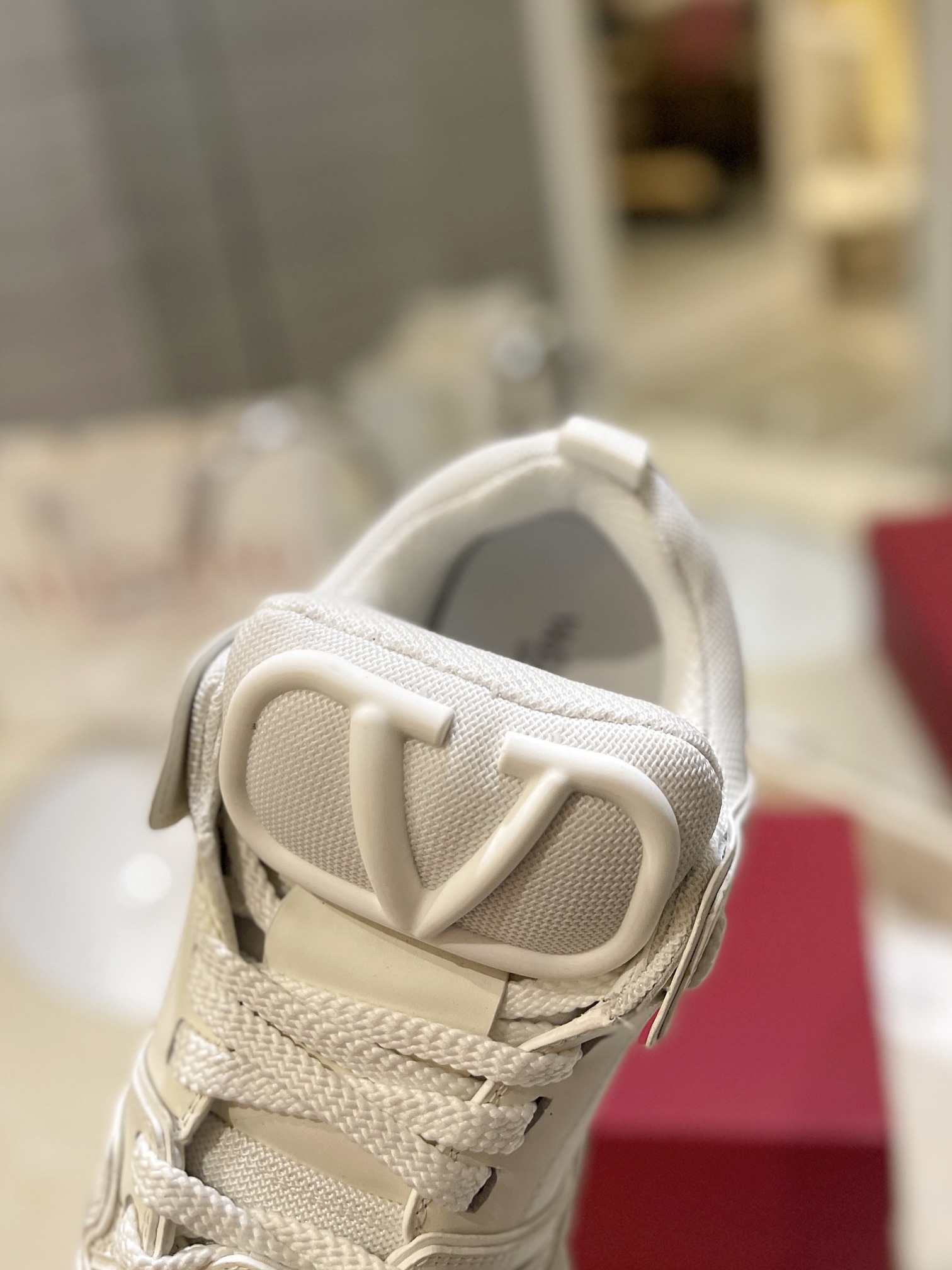 Valentino P950: Classic Couple’s Leisure Shoes with Original Craft and High-End Design - 图片 5