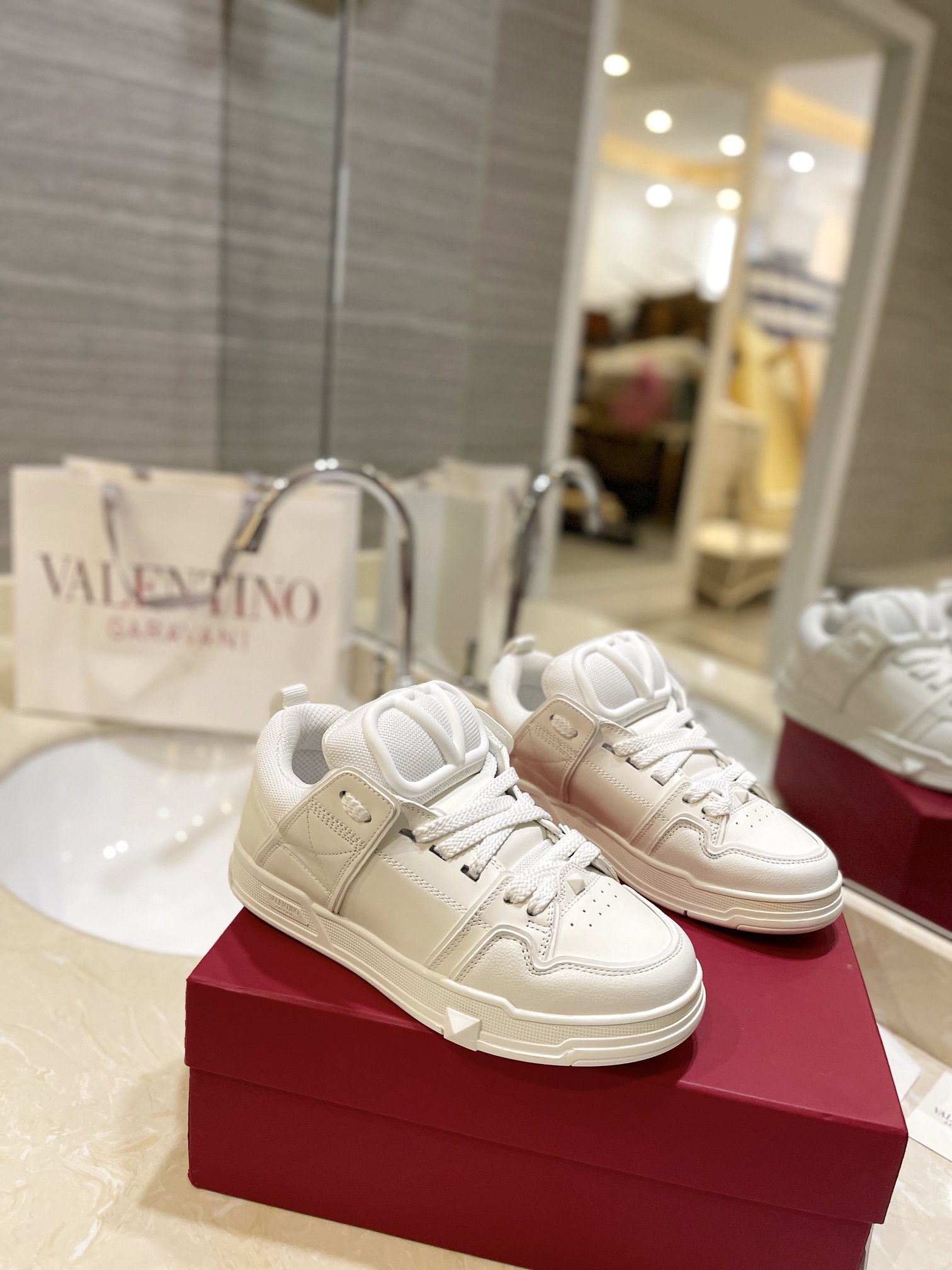 Valentino P950: Classic Couple’s Leisure Shoes with Original Craft and High-End Design - 图片 3