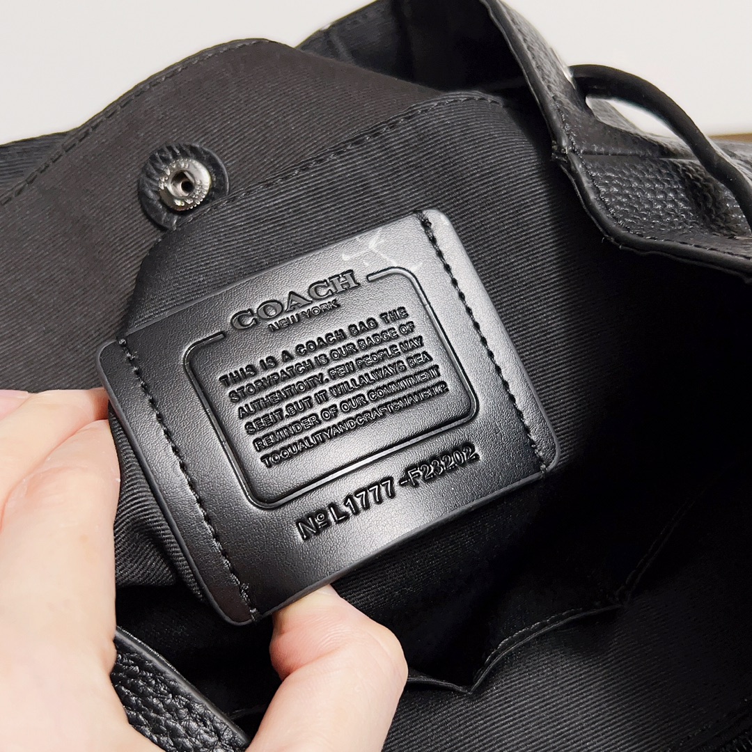 Coach 独家新款到货 COACHF23202蔻驰男包 新款大号男士双肩包背包纯头层牛皮 内置拉链袋 多功能袋 可放电脑 尺寸 31/42/14 售 黑色