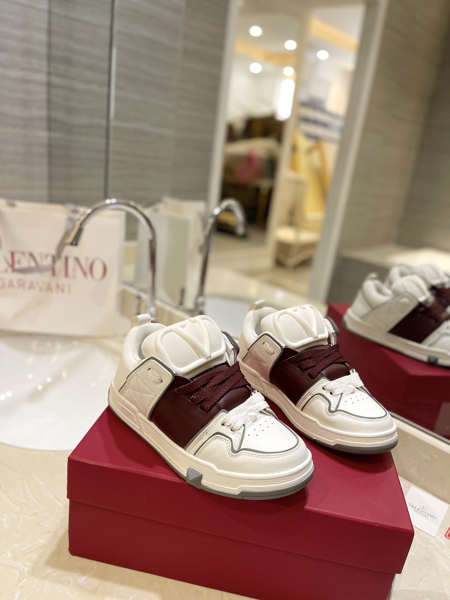 Valentino P950: Classic Couple’s Leisure Shoes with Original Craft and High-End Design - 图片 3