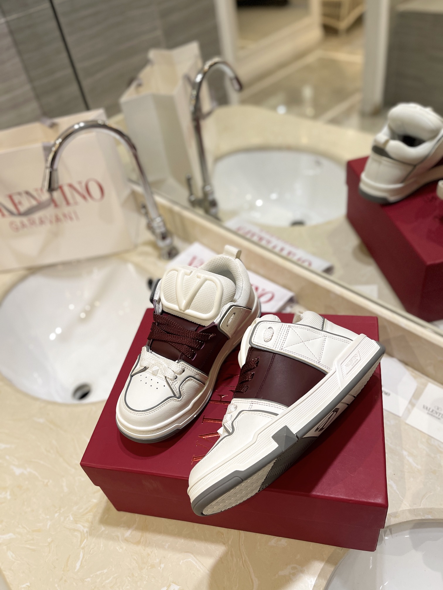 Valentino P950: Classic Couple’s Leisure Shoes with Original Craft and High-End Design - 图片 4