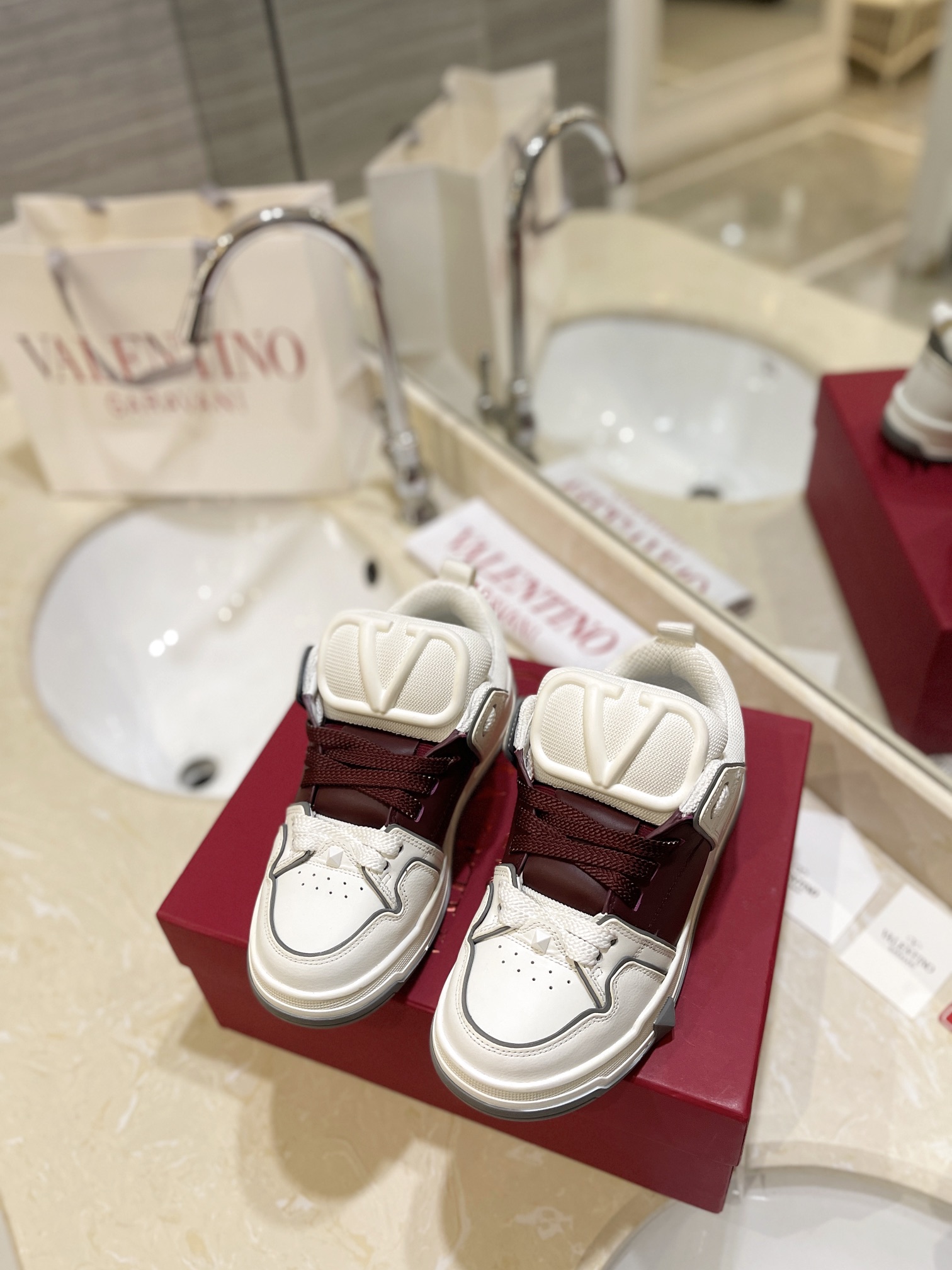 Valentino P950: Classic Couple’s Leisure Shoes with Original Craft and High-End Design - 图片 2