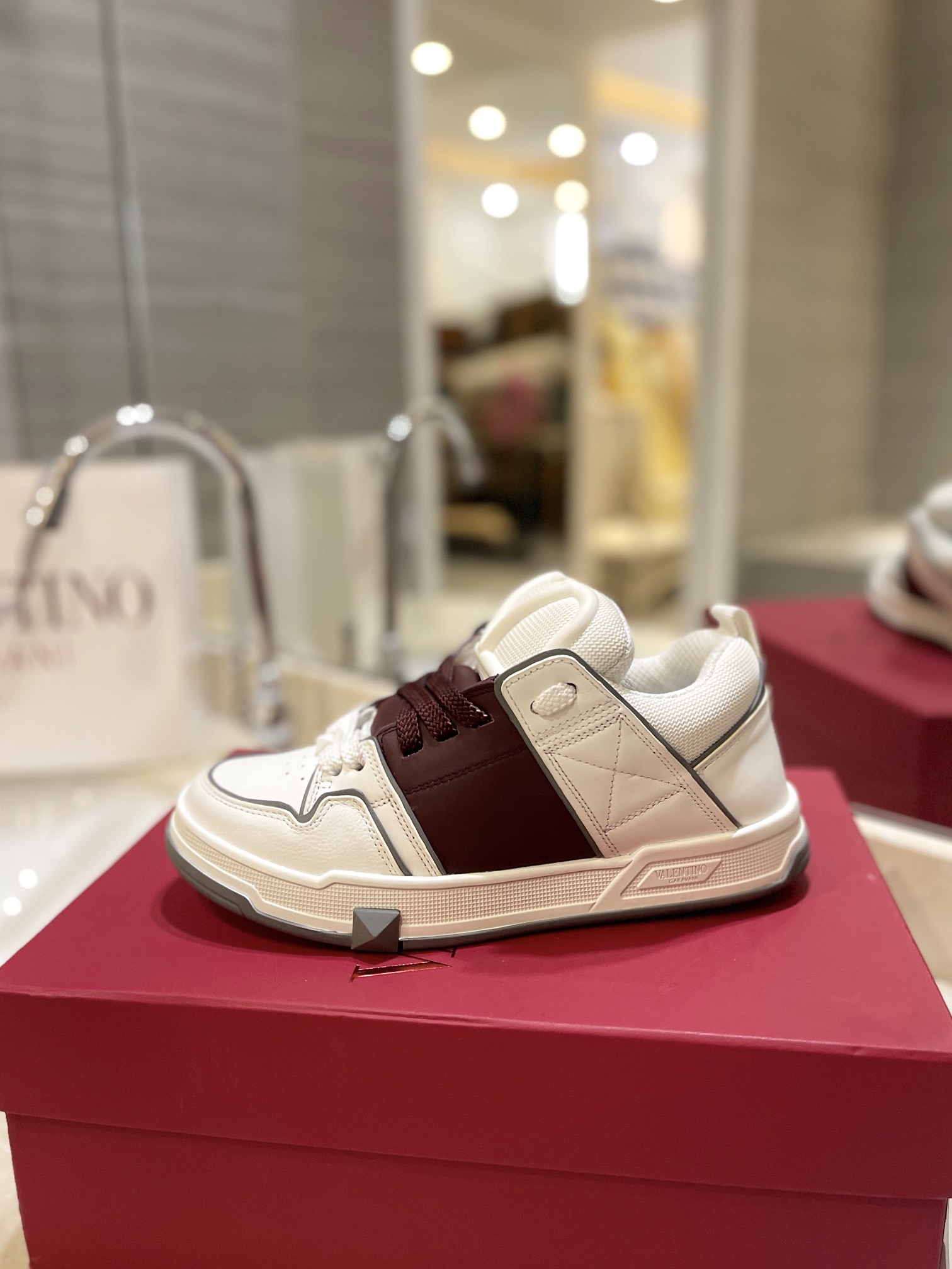 Valentino P950: Classic Couple’s Leisure Shoes with Original Craft and High-End Design - 图片 5
