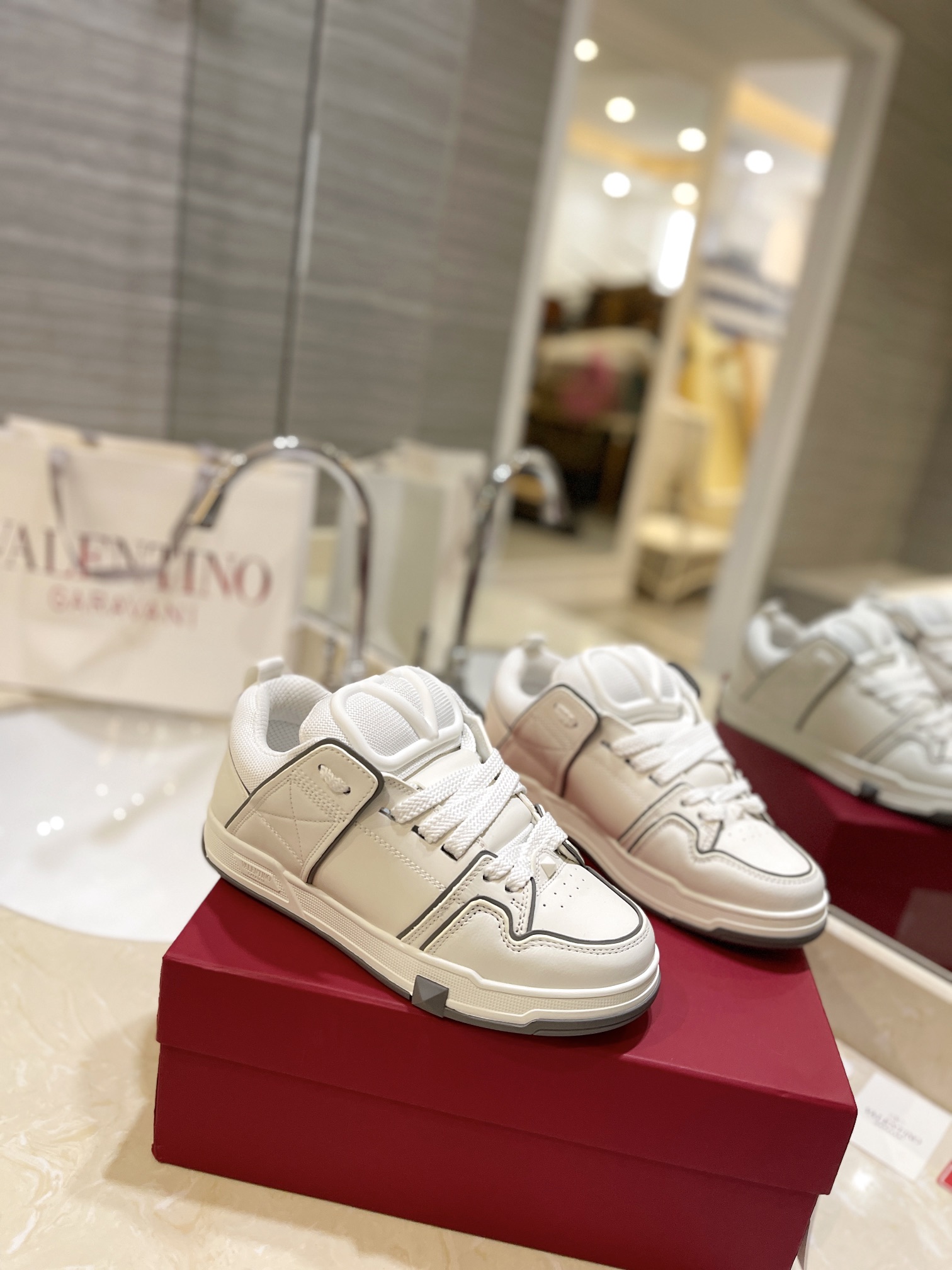 Valentino P950: Classic Couple’s Leisure Shoes with Original Craft and High-End Quality - 图片 3