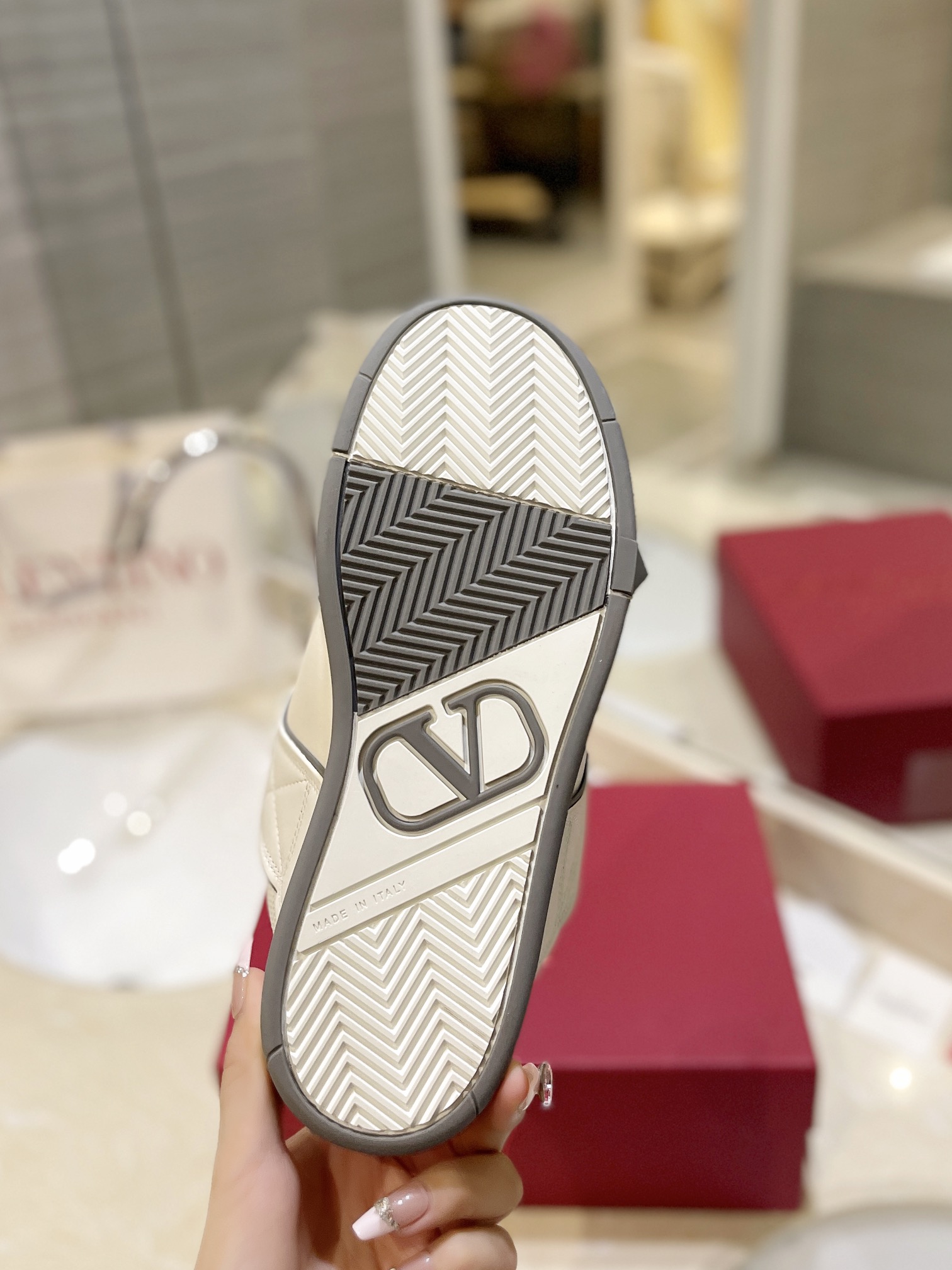 Valentino P950: Classic Couple’s Leisure Shoes with Original Craft and High-End Quality - 图片 6