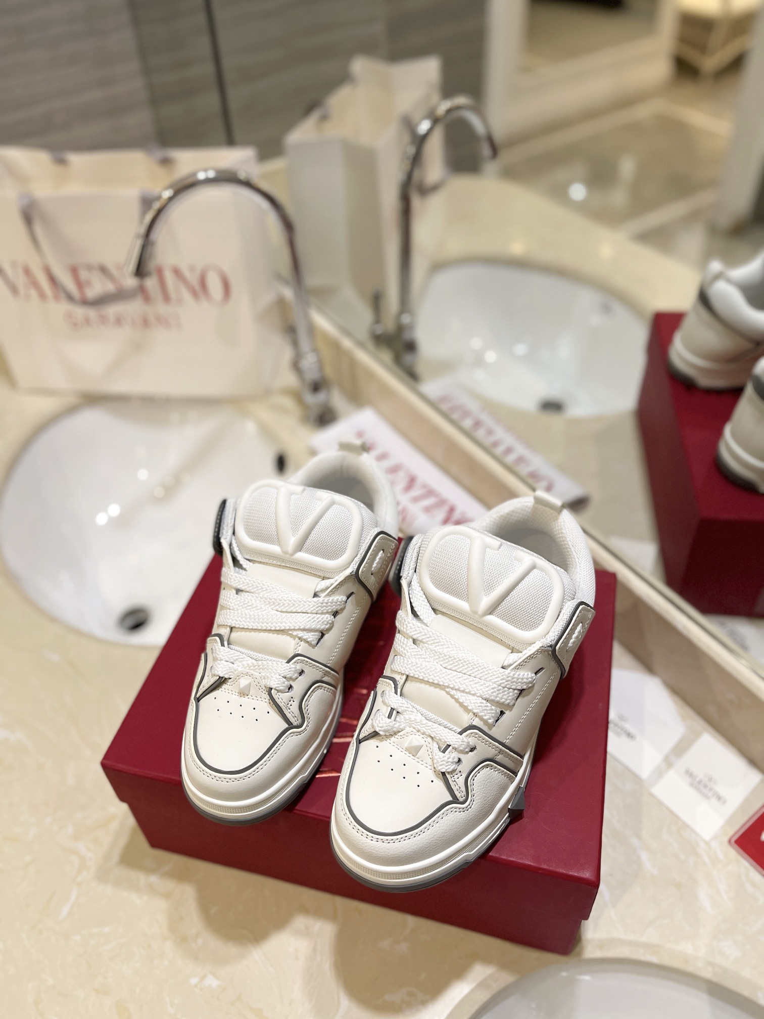 Valentino P950: Classic Couple’s Leisure Shoes with Original Craft and High-End Quality - 图片 2