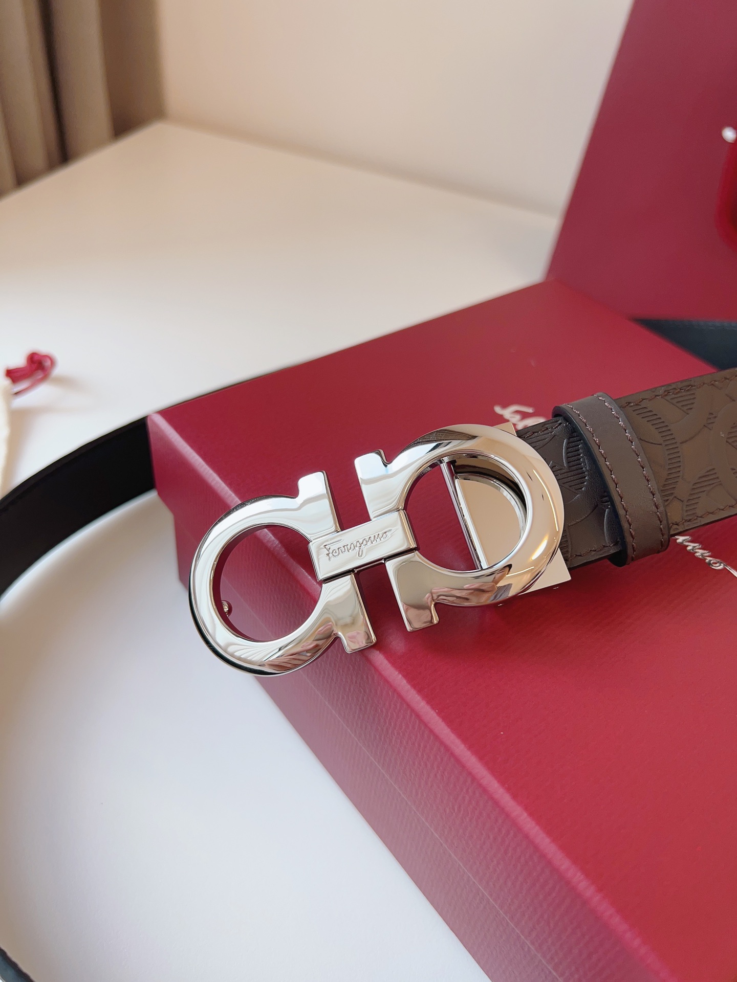 菲拉家 男士双面用质感真皮腰带，经典款，高端精品系列的标志性单品，兼具奢华工艺与实用设计，非常适合追求品质与细节的男性用户。
【高端精品品质】精选进口头层小牛皮，天然粒纹皮革双面设计，细腻耐磨，厚度适中，宽度3.4CM，适配现代绅士着装需求。
【匠心工艺】
可调式双面佩戴 ：一带两用，轻松切换商务与休闲风格；长度可自由裁剪，满足个性化腰围需求。
标志性金属细节 ：同色调G-i扣饰搭配撞色衬里，8字镂空夹扣象征“发财”寓意，精致真空电镀工艺，抗磨耐用不褪色。
质感穿搭点睛 ：哑光皮质与金属光泽碰撞，低调诠释都市摩登格调，提升整体造型高级感。
【专属包装】附赠全套礼盒包装，自用赠礼两相宜。
经典永续，绅士衣橱必备之选。160