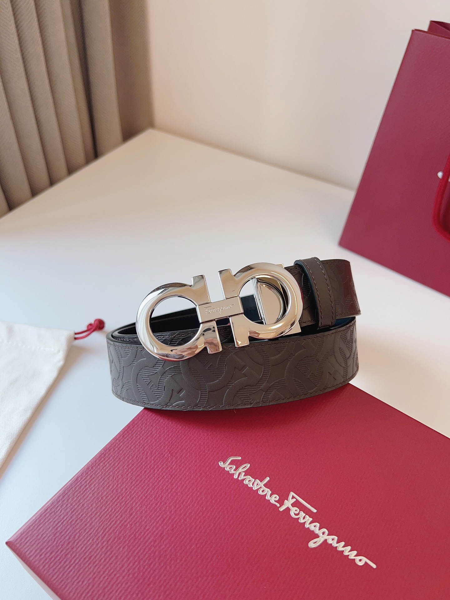 菲拉家 男士双面用质感真皮腰带，经典款，高端精品系列的标志性单品，兼具奢华工艺与实用设计，非常适合追求品质与细节的男性用户。
【高端精品品质】精选进口头层小牛皮，天然粒纹皮革双面设计，细腻耐磨，厚度适中，宽度3.4CM，适配现代绅士着装需求。
【匠心工艺】
可调式双面佩戴 ：一带两用，轻松切换商务与休闲风格；长度可自由裁剪，满足个性化腰围需求。
标志性金属细节 ：同色调G-i扣饰搭配撞色衬里，8字镂空夹扣象征“发财”寓意，精致真空电镀工艺，抗磨耐用不褪色。
质感穿搭点睛 ：哑光皮质与金属光泽碰撞，低调诠释都市摩登格调，提升整体造型高级感。
【专属包装】附赠全套礼盒包装，自用赠礼两相宜。
经典永续，绅士衣橱必备之选。160