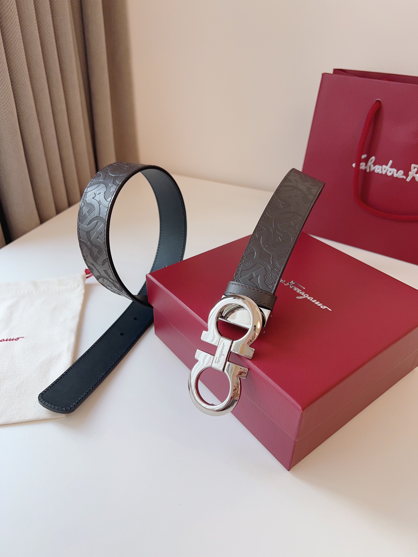 菲拉家 男士双面用质感真皮腰带，经典款，高端精品系列的标志性单品，兼具奢华工艺与实用设计，非常适合追求品质与细节的男性用户。
【高端精品品质】精选进口头层小牛皮，天然粒纹皮革双面设计，细腻耐磨，厚度适中，宽度3.4CM，适配现代绅士着装需求。
【匠心工艺】
可调式双面佩戴 ：一带两用，轻松切换商务与休闲风格；长度可自由裁剪，满足个性化腰围需求。
标志性金属细节 ：同色调G-i扣饰搭配撞色衬里，8字镂空夹扣象征“发财”寓意，精致真空电镀工艺，抗磨耐用不褪色。
质感穿搭点睛 ：哑光皮质与金属光泽碰撞，低调诠释都市摩登格调，提升整体造型高级感。
【专属包装】附赠全套礼盒包装，自用赠礼两相宜。
经典永续，绅士衣橱必备之选。160