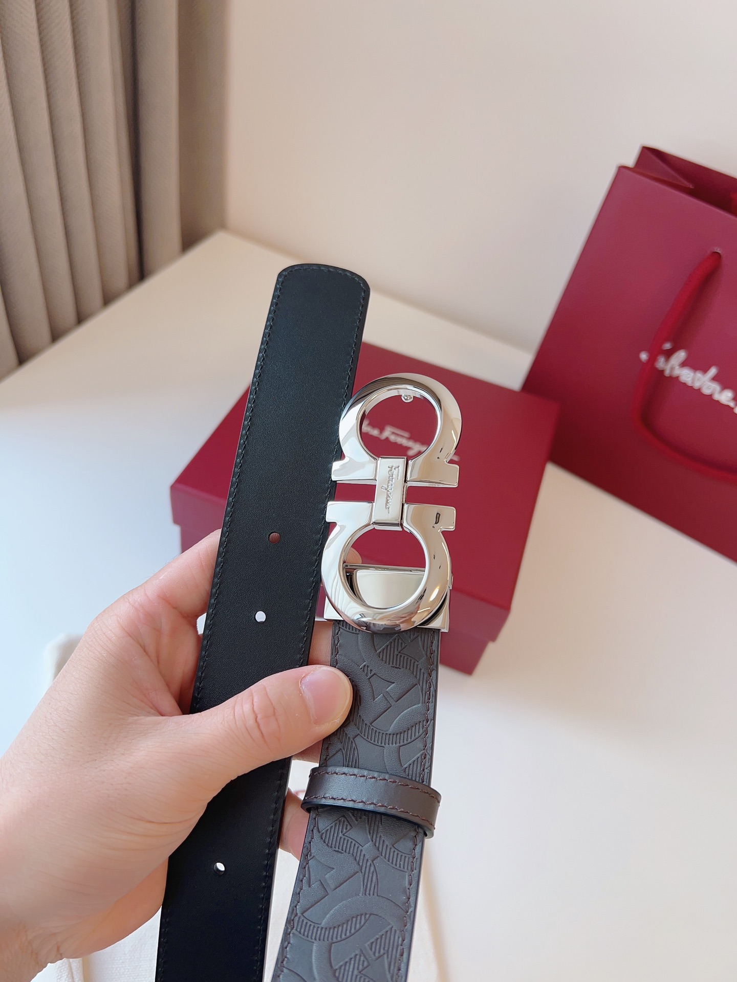 菲拉家 男士双面用质感真皮腰带，经典款，高端精品系列的标志性单品，兼具奢华工艺与实用设计，非常适合追求品质与细节的男性用户。
【高端精品品质】精选进口头层小牛皮，天然粒纹皮革双面设计，细腻耐磨，厚度适中，宽度3.4CM，适配现代绅士着装需求。
【匠心工艺】
可调式双面佩戴 ：一带两用，轻松切换商务与休闲风格；长度可自由裁剪，满足个性化腰围需求。
标志性金属细节 ：同色调G-i扣饰搭配撞色衬里，8字镂空夹扣象征“发财”寓意，精致真空电镀工艺，抗磨耐用不褪色。
质感穿搭点睛 ：哑光皮质与金属光泽碰撞，低调诠释都市摩登格调，提升整体造型高级感。
【专属包装】附赠全套礼盒包装，自用赠礼两相宜。
经典永续，绅士衣橱必备之选。160