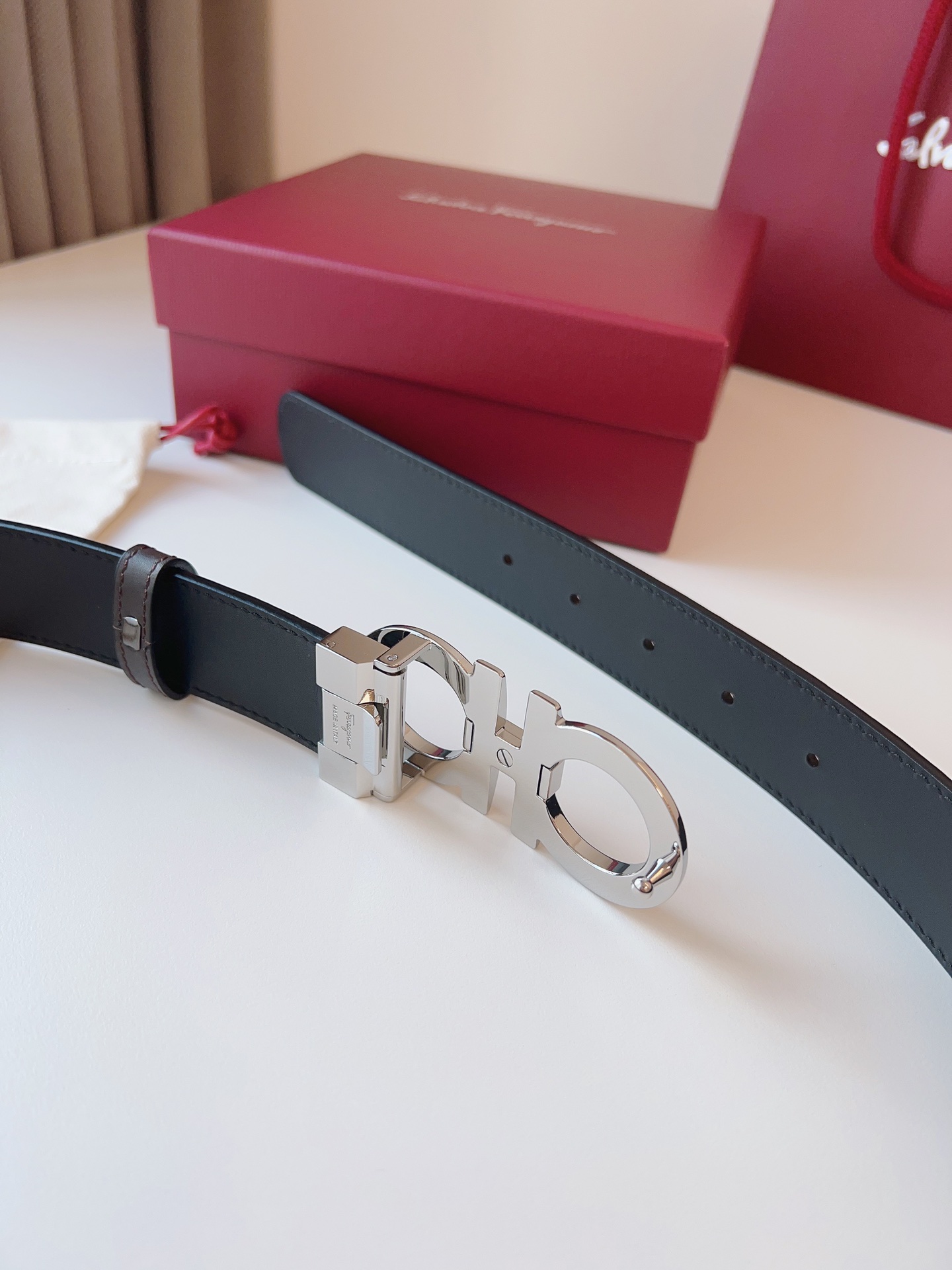 菲拉家 男士双面用质感真皮腰带，经典款，高端精品系列的标志性单品，兼具奢华工艺与实用设计，非常适合追求品质与细节的男性用户。
【高端精品品质】精选进口头层小牛皮，天然粒纹皮革双面设计，细腻耐磨，厚度适中，宽度3.4CM，适配现代绅士着装需求。
【匠心工艺】
可调式双面佩戴 ：一带两用，轻松切换商务与休闲风格；长度可自由裁剪，满足个性化腰围需求。
标志性金属细节 ：同色调G-i扣饰搭配撞色衬里，8字镂空夹扣象征“发财”寓意，精致真空电镀工艺，抗磨耐用不褪色。
质感穿搭点睛 ：哑光皮质与金属光泽碰撞，低调诠释都市摩登格调，提升整体造型高级感。
【专属包装】附赠全套礼盒包装，自用赠礼两相宜。
经典永续，绅士衣橱必备之选。160