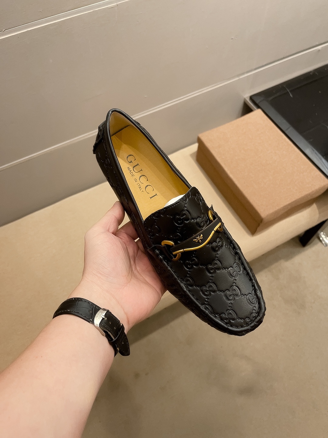 NO:353779,(Real price) Brand Guqi, Hu Ge same style [Strong] [Lightning] Original version, purely handmade with upper top cowhide, high-end luxury good goods, only selling you who know the goods [Queen], luxury, low-key and connotation, Italian imported cowhide, combined with full-head sheepskin comfortable and breathable inner, real and unruly, continuing the Guqi Institute's persistence for a century to create every unique product for the public, Turkish master personally designed, nightclub girl-snatching artifact, standard code 37-45, cowhide, sheepskin19860909(实价)品牌古奇,胡歌同款哦[强][闪电] 原版版本,纯手工制作配合鞋面头层牛皮,高端奢侈好货,只卖懂货的你[得意],奢华 低调有内涵,意大利进口头层牛皮,配合全头层羊皮舒适透气内里,真才实料、放荡不羁,延续了古奇所坚持不懈了百年为大众打造每一款都独具匠心的产品,土耳其大师亲自操刀设计 ,夜店撩妹神器,标准码37-45,,cowhide,sheepskin,Men's shoes