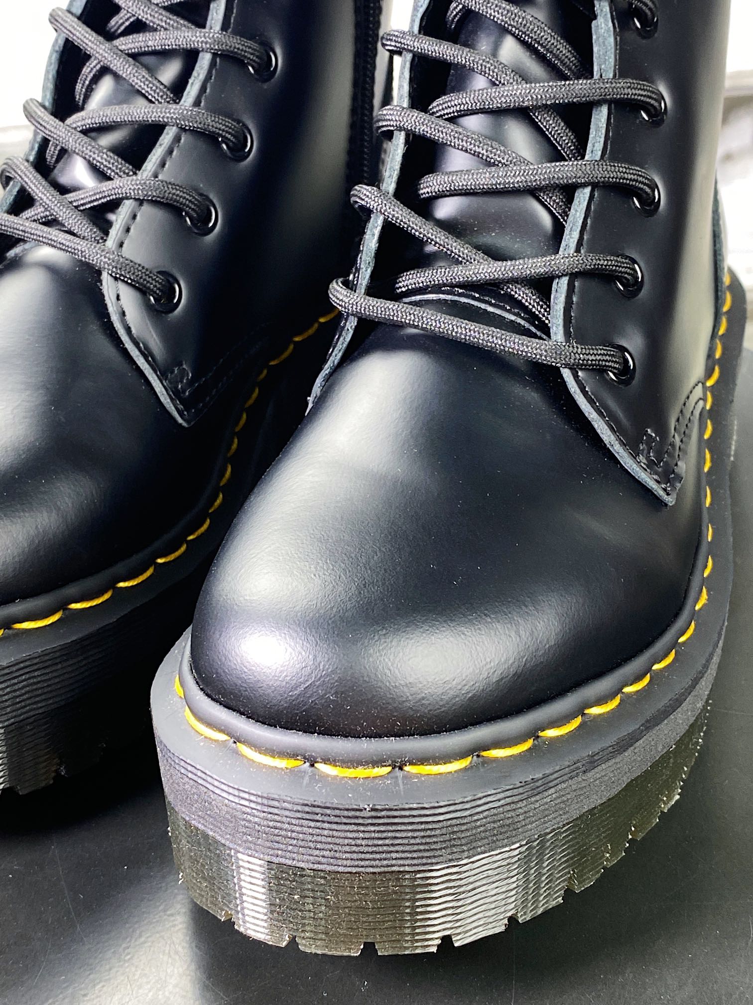 Dr. Martens】 Jadon 8 Eye Boots high-top Martin boots ”black open-edge beaded hard leather” 15265001