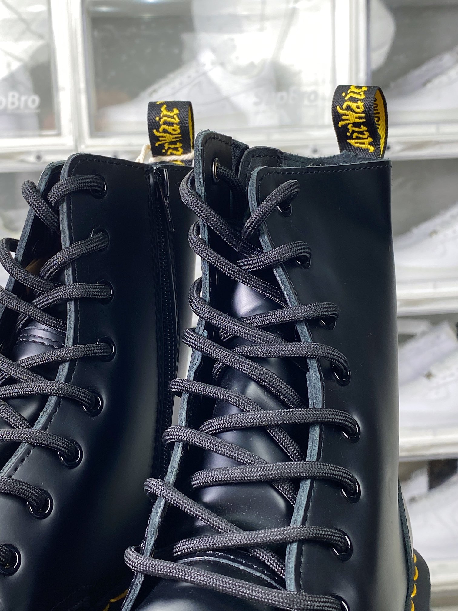 Dr. Martens】 Jadon 8 Eye Boots high-top Martin boots ”black open-edge beaded hard leather” 15265001