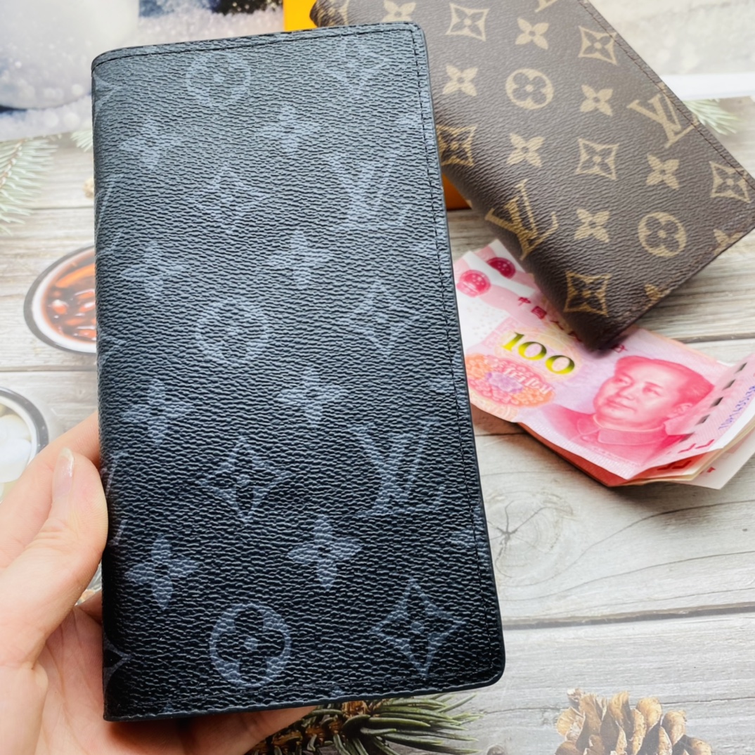 Leather long wallet card slot detail