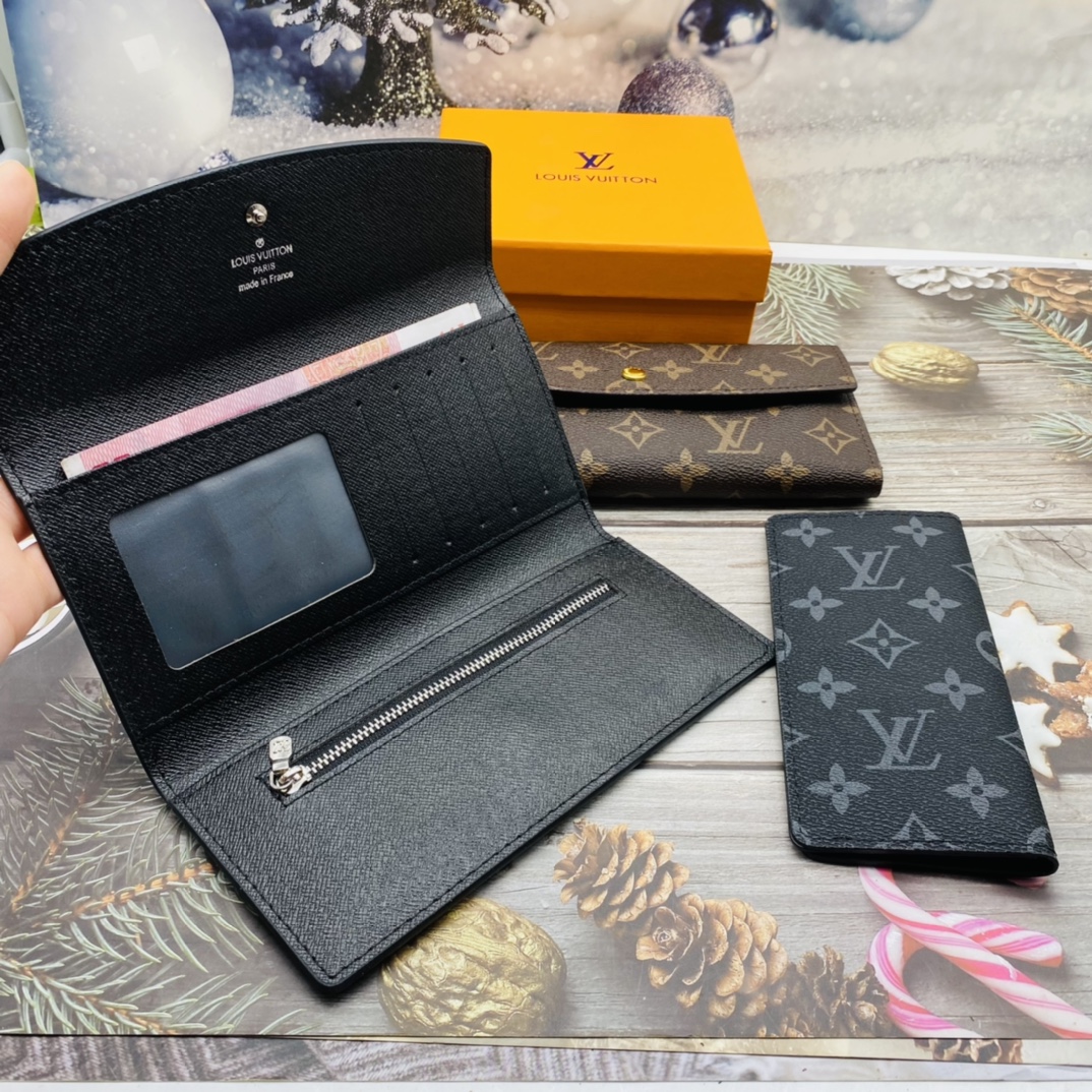 Leather long wallet in use