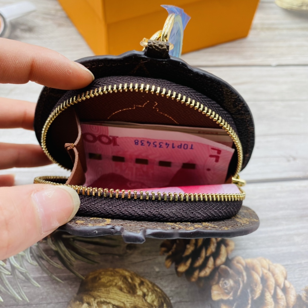 Pumpkin bag hardware close-up