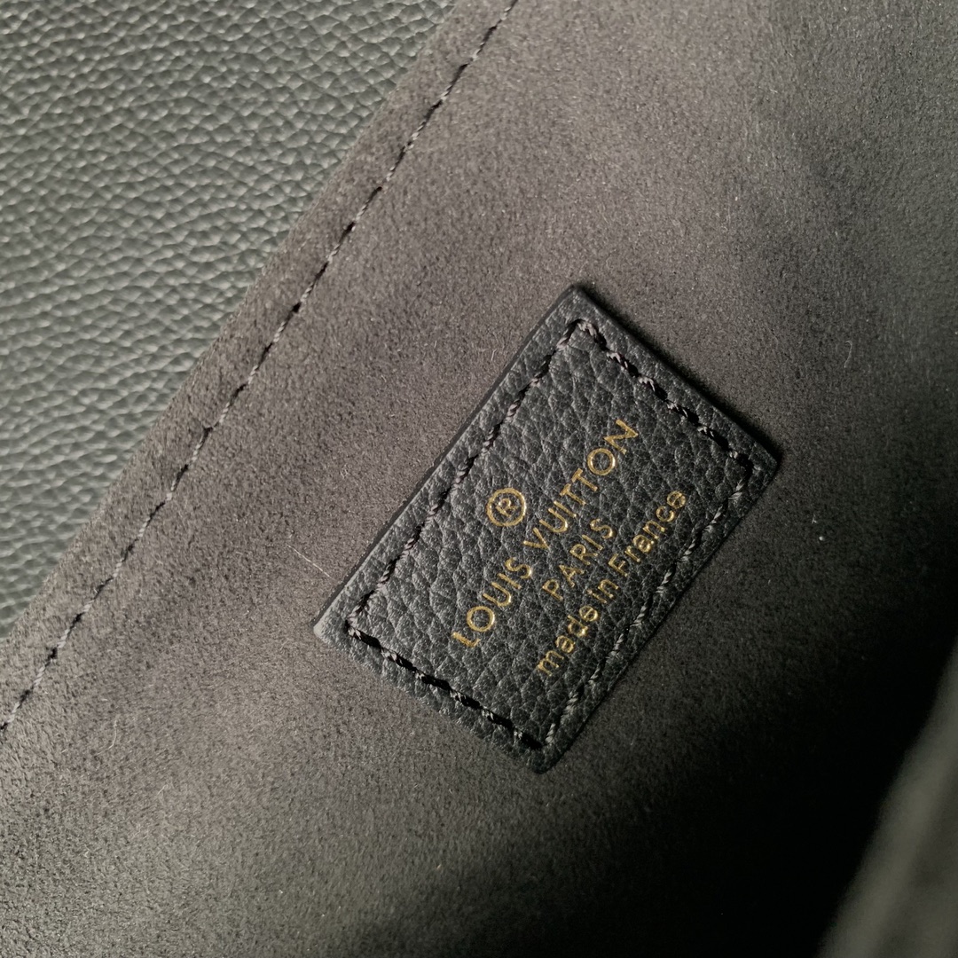 M22735Oxford手袋取材柔软粒面皮革以耀目金属件彰显品牌格调链条和可调节皮革肩带均可拆卸成就多种