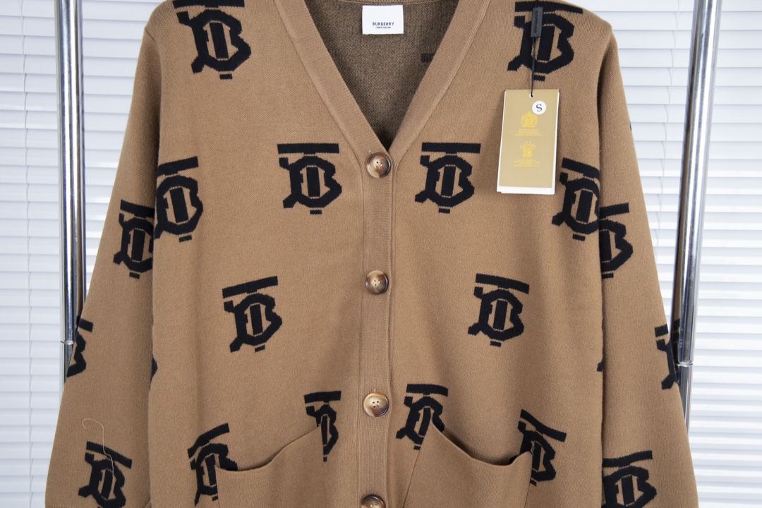 “Pablo Burberry Autumn/Winter Collection: Exclusive, Heavy Fabrics in Khaki, Sizes S-XL” - 图片 3