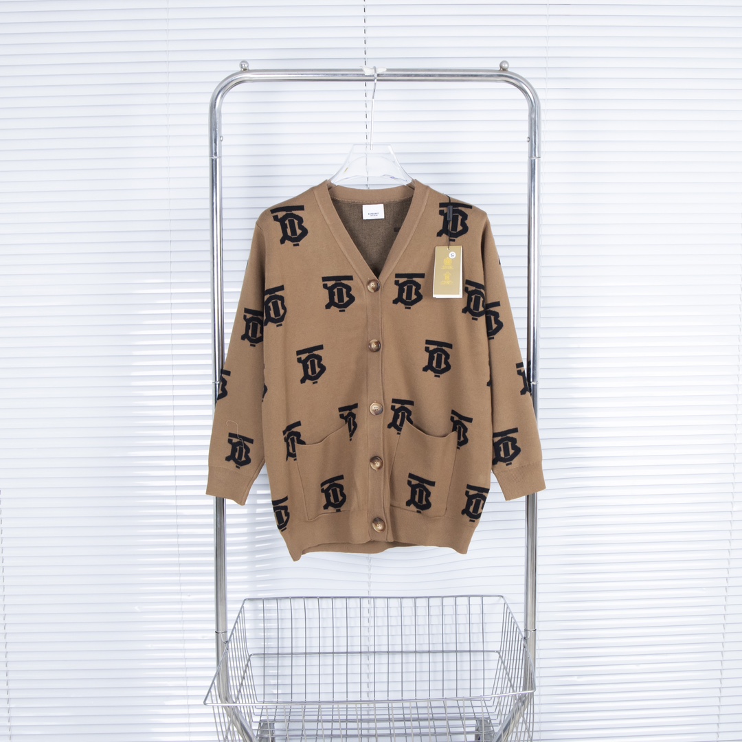 “Pablo Burberry Autumn/Winter Collection: Exclusive, Heavy Fabrics in Khaki, Sizes S-XL” - 图片 1