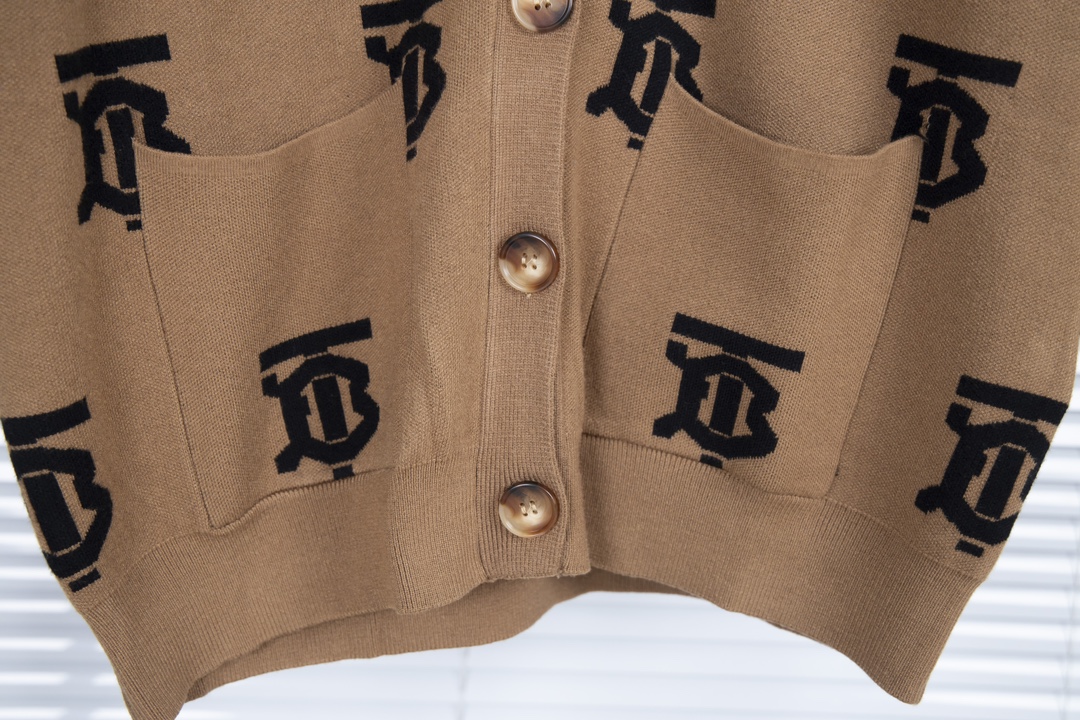 “Pablo Burberry Autumn/Winter Collection: Exclusive, Heavy Fabrics in Khaki, Sizes S-XL” - 图片 8
