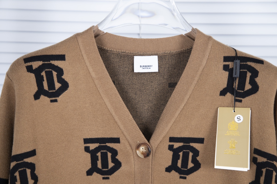“Pablo Burberry Autumn/Winter Collection: Exclusive, Heavy Fabrics in Khaki, Sizes S-XL” - 图片 5
