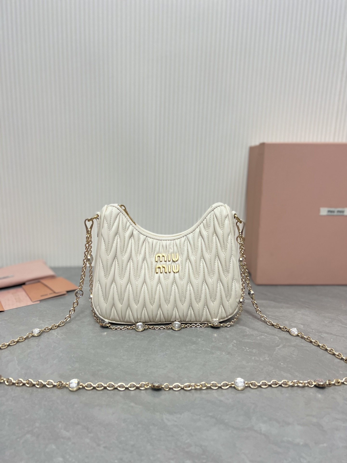 NO:187583,Big factory M Home New Product Crystal Chain Edition 5BH211 Latest Version New Season Miu Miu's iconic Matelasse embroidered lambskin material, Miu Home's unique design, gorgeous shoulder straps show unique characteristics, the body design reveals exquisite and elegant style, the front is decorated with metal engraving logo, Zipper zipper zipper, satin and soft sheepskin pockets Size 21 x 16.5 x 5.5cm with original packaging, Big factory MIUMIU, miumiu, sheepskin19860909大厂货 M家新品 水晶链条版 5BH211最新版本新一季Miu Miu标志性Matelasse绣花小羊皮材质,Miu家独有设计,华美肩带彰显别具一格的特色,包身设计流露出精致优雅的格调 正面饰有金属刻字徽标 拉链拉合 缎面和软羊革口袋 尺寸21 x 16.5 x 5.5cm配原版包装,大厂货MIUMIU,miumiu,sheepskin,Bag