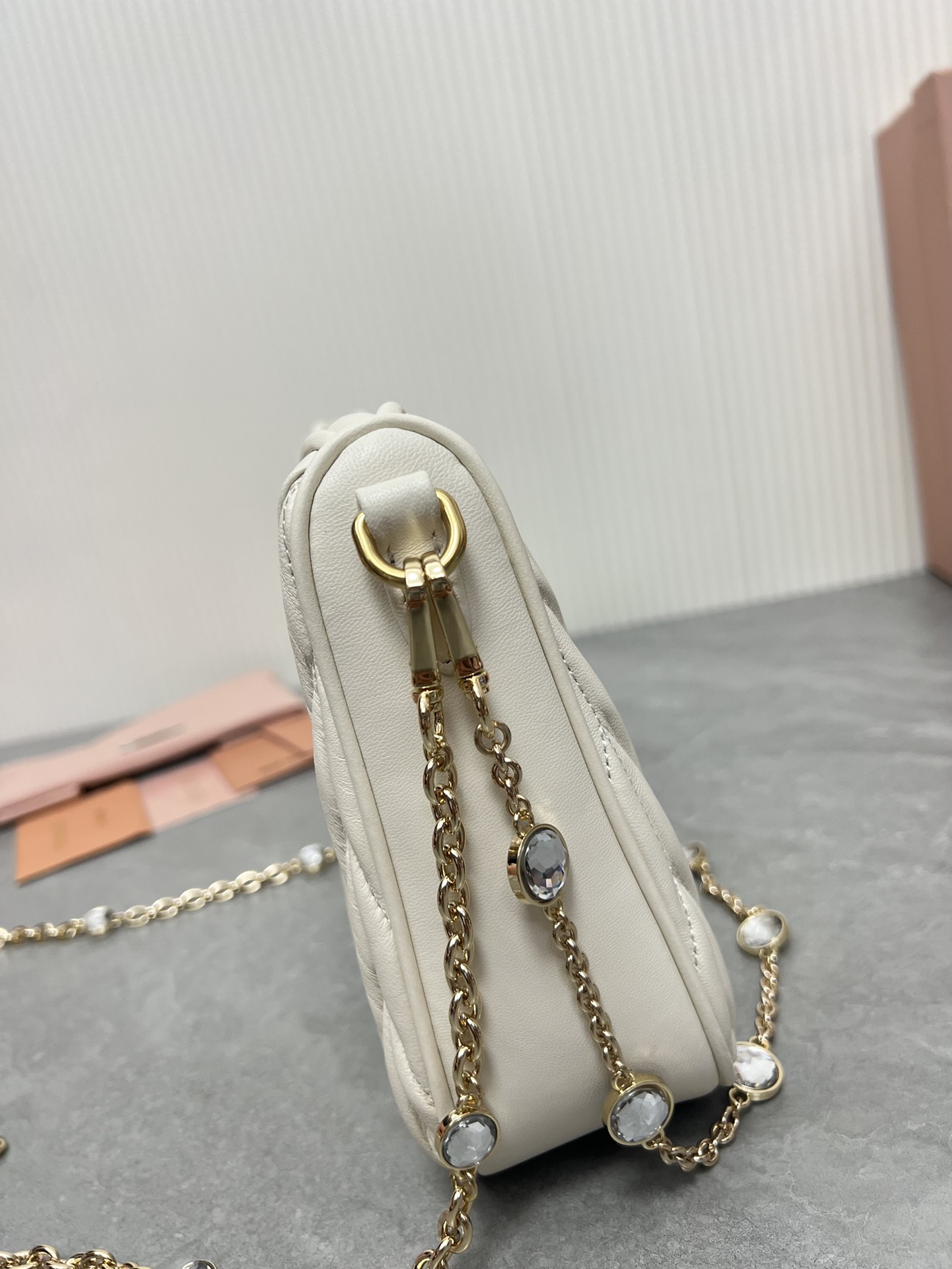 Miu Miu 水晶链条版 5BH211最新版本：新一季Miu Miu标志性Matelasse绣花小羊皮材质