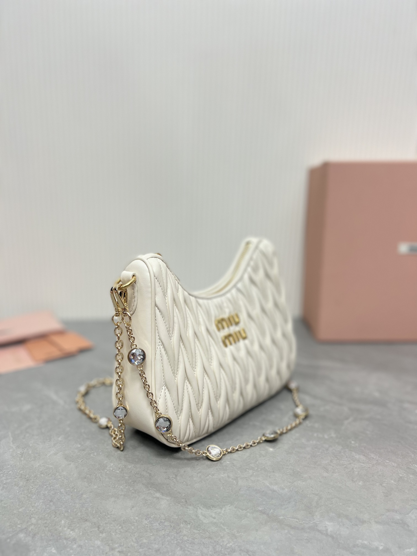 Miu Miu 水晶链条版 5BH211最新版本：新一季Miu Miu标志性Matelasse绣花小羊皮材质
