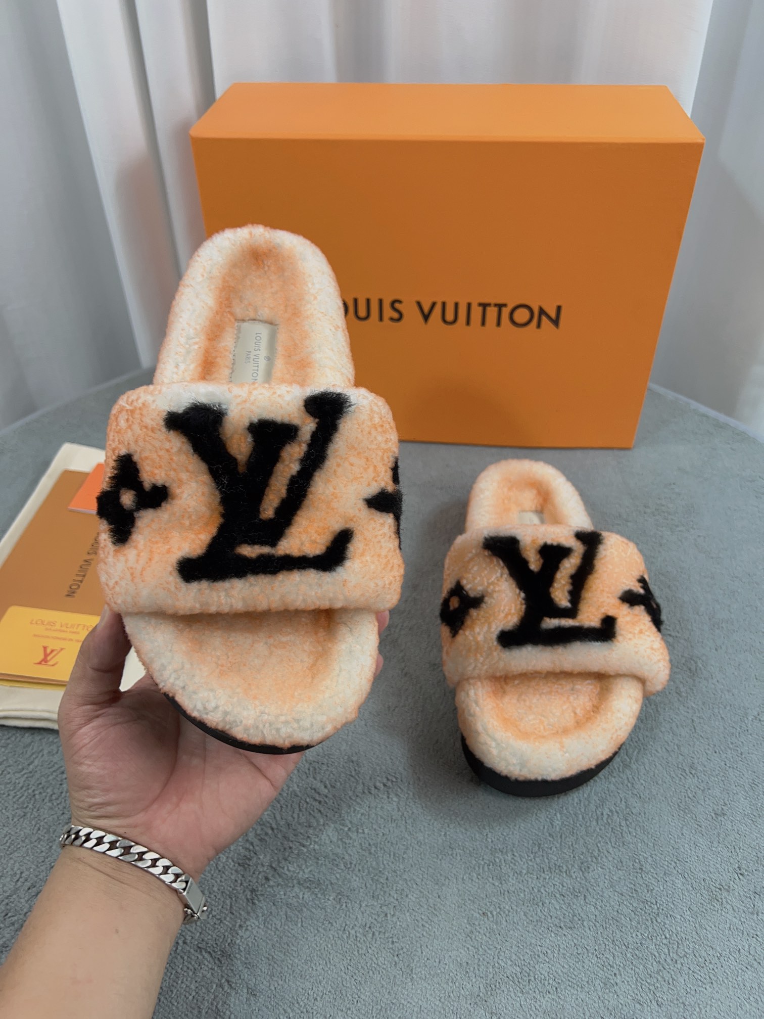 NO:577564,Lujia LV Louis Vuitton's hot model is on the market...Louis vuitton's new wool slippers are made of fine and soft wool, top quality pure fur and one piece of straight hair! Super warm feeling, wearing it feels like stepping on clouds. LV classic presbyopia decoration, exquisite and high-end! Let the value of this pair of hairy mops increase dramatically! The sole is an original molded EVA foam anti-slip outsole, which is very easy to wear and does not slip. The sole has a certain thickness and is extremely comfortable! Upper: Original Australian wool Lining: Australian wool Feet: Australian wool Outsole: Original foam bottom Bottom height: 3.5cm Packaging: Original drawer box Size: 35-46 (34/46 customization is not returnable) Color: Official website synchronized color batch, furry shoes and slippers, louis vuitton, louis vuitton, louis vuitton, louis vuitton, louis vuitton, slippers19860909驴家LV路易威登 爆款上市 ……Louis vuitton 新款羊毛拖鞋细柔软羊毛 頂级品质纯皮毛一体直毛打造！超温暖的感觉,穿上仿佛踩在云朵上LV经典老花装饰,精致高级！让这双毛拖身价陡增！鞋底是原版开模的EVA发泡防滑大底,非常好穿不打滑,而且鞋底有一定厚度,舒适度极佳！ 鞋面:原版澳洲羊毛 内里:澳洲羊毛 垫脚:澳洲羊毛 大底:原版发泡底 底高:3.5cm 包装:原版抽屉盒 码数:35-46（34/46定制不退换） 颜色:官网同步色批,毛毛鞋拖鞋,louis vuitton,louis vuitton,louis vuitton,louis vuitton,louis vuitton,slippers,Women's Shoes