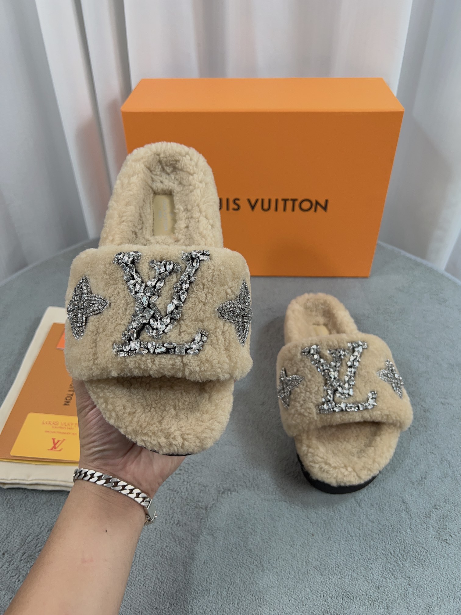 NO:577532,Lujia LV Louis Vuitton's hot model is on the market,...Louis vuitton's new wool slippers are made of fine soft wool, top quality pure fur and straight hair! Super warm feeling, wearing it feels like stepping on clouds. LV classic presbyopia decoration, exquisite and high-end! The luxurious and high-end hand-stitched diamonds make this pair of fur flip flops so valuable! The sole is an original molded EVA foam anti-slip outsole, which is very easy to wear and does not slip. The sole has a certain thickness and is extremely comfortable! Upper: Original Australian wool Lining: Australian wool Feet: Australian wool Outsole: Original foam bottom Bottom height: 3.5cm Packaging: Original drawer box Size: 35-46 (34/46 customization is not returnable) Color: Official website synchronized color batch, furry shoes and slippers, louis vuitton, louis vuitton, louis vuitton, louis vuitton, louis vuitton, slippers19860909驴家LV路易威登 爆款上市, ……Louis vuitton 新款羊毛拖鞋细柔软羊毛 頂级品质纯皮毛一体直毛打造！超温暖的感觉,穿上仿佛踩在云朵上LV经典老花装饰,精致高级！手工缝钻奢华高端让这双毛拖身价陡增！鞋底是原版开模的EVA发泡防滑大底,非常好穿不打滑,而且鞋底有一定厚度,舒适度极佳！ 鞋面:原版澳洲羊毛 内里:澳洲羊毛 垫脚:澳洲羊毛 大底:原版发泡底 底高:3.5cm 包装:原版抽屉盒 码数:35-46（34/46定制不退换） 颜色:官网同步色批,毛毛鞋拖鞋,louis vuitton,louis vuitton,louis vuitton,louis vuitton,louis vuitton,slippers,Women's Shoes
