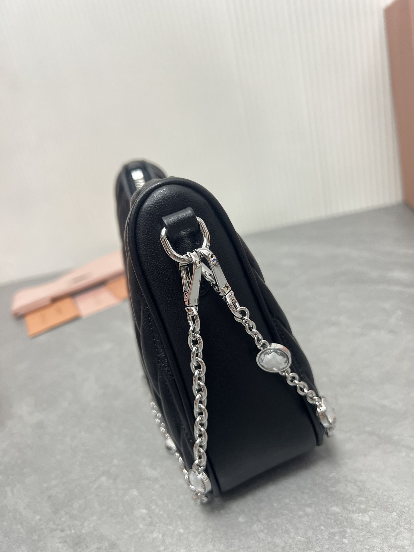 Miu Miu 水晶链条版 5BH211最新版本：新一季Miu Miu标志性Matelasse绣花小羊皮材质