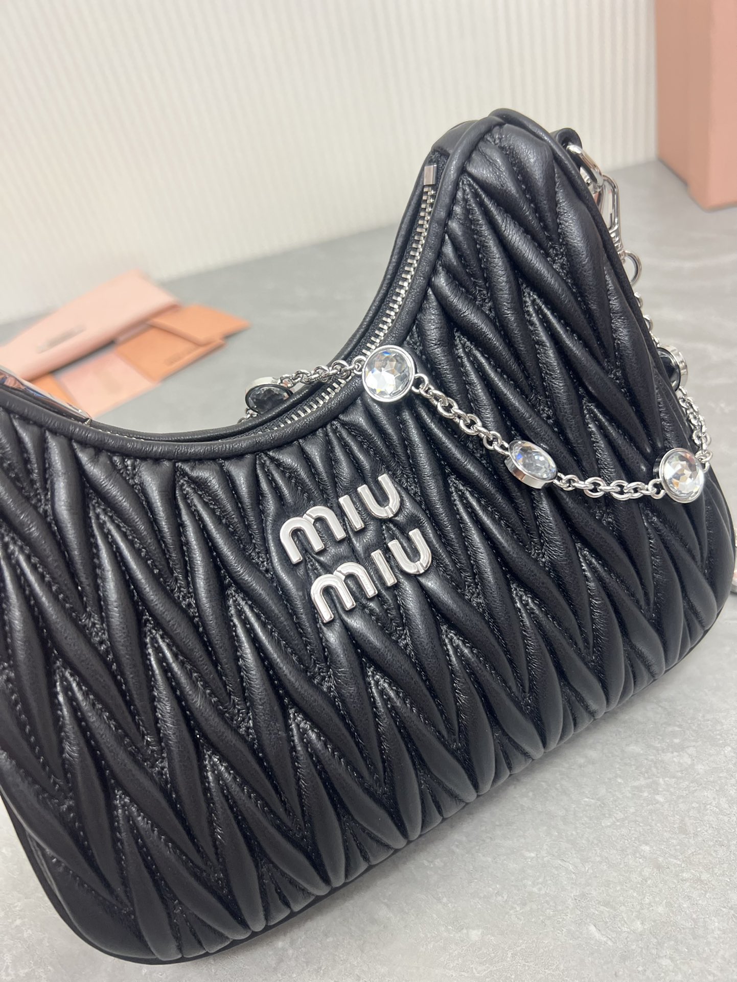 Miu Miu 水晶链条版 5BH211最新版本：新一季Miu Miu标志性Matelasse绣花小羊皮材质
