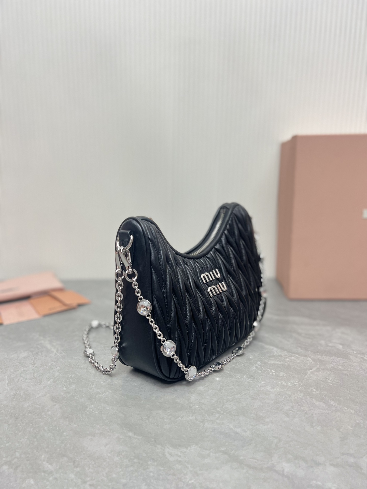 Miu Miu 水晶链条版 5BH211最新版本：新一季Miu Miu标志性Matelasse绣花小羊皮材质