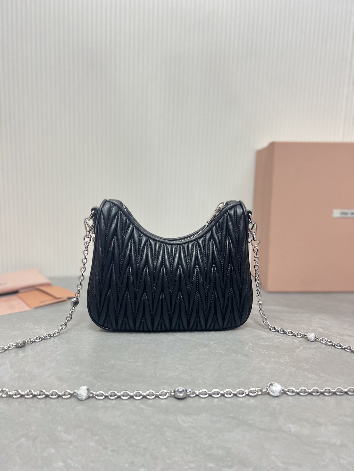 Miu Miu 水晶链条版 5BH211最新版本：新一季Miu Miu标志性Matelasse绣花小羊皮材质