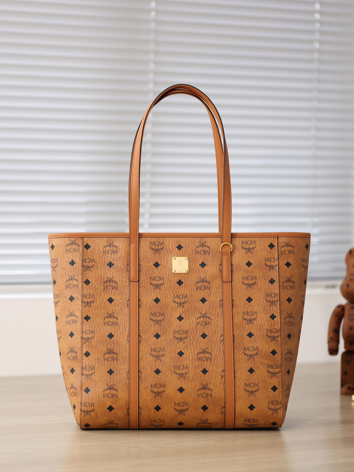 Top quality item 💐 New model shopping bag [Exclusive real shot] This medium-sized Aren shopping bag is made of iconic Visetos and adorned with Nappa leather trim. The bag features a geometric shape design that is both unique and practical. It is lined with cotton canvas. Dimensions: approximately 16.0 x 32.0 x 32.0 cm. image 1