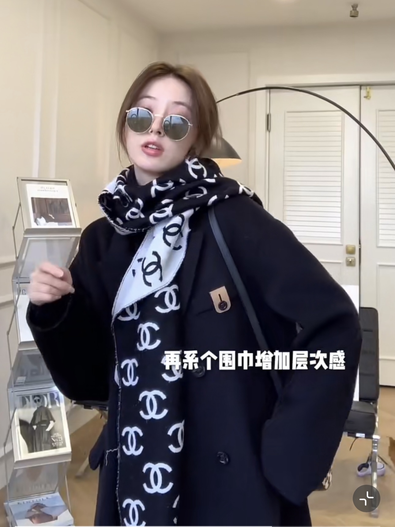 💰150 𝗖𝗼𝗮𝗰𝗵 𝗙𝗶𝗲𝗹𝗱  
百搭不挑人 韩剧女主风

这款围巾拿回去随便搭配随便戴
不心动算我输!!!!
出差旅游日常通勤一条搞定
一点儿不挑人也不挑肤色
谁戴谁好看嘻嘻
我已经想象到秋天穿着小衫 毛衣
或者以后穿大衣搭配它的场景了
韩国女主的那个调调尽显无疑啊～