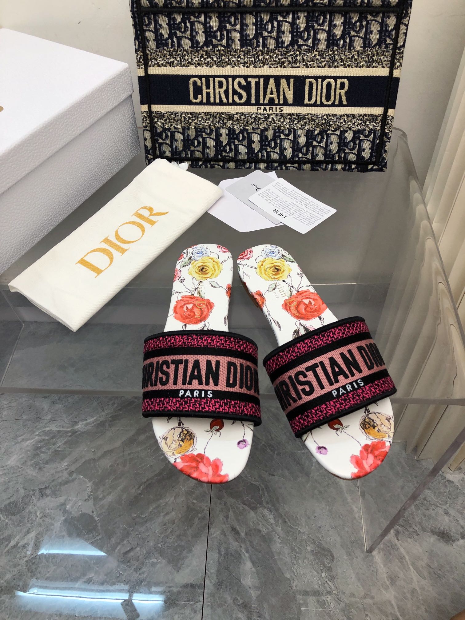 NO:167425,2025- No. 145 Colors, New Jacquard Embroidered Sandals in Early Spring, As the main style of D's presbyterian embroidery series sandals, there are new colors every year, and they are out of stock as soon as they are new. The embroidery design has a three-dimensional and exquisite feeling, simple and generous, and is not picky at all. It can be held on any occasion, making people love it. Exclusive customized letter three-dimensional embroidery upper, high-density electric embroidery technology, without any connection, overlap, perfect quality, and complex craftsmanship. Consistent with the original version, comfortable and soft, pay attention to discernment. Italian leather outsole Size35-40 (41 and 42 can be ordered without return and exchange) More than a dozen colors are available, slippers, dior, slippers, Leather soles198609092025- 145号花色 早春新款提花刺绣凉拖鞋♀  作为D家主打款老花刺绣系列凉拖,每年都会新色,一出新就立马断货,刺绣设计有立体感非常精致,简单大方,完全不挑人,任何场合都能hold住,让人爱不释手 独家订制字母立体刺绣鞋面,高密度电绣工艺,没有任何的连线、重合,完美品质,复杂工艺.与原版一致,舒适柔软,注意辨别.意大利真皮大底Size35-40（41、42可订不退换）十几种颜色可选,拖鞋,dior,slippers,Leather soles,Women's Shoes