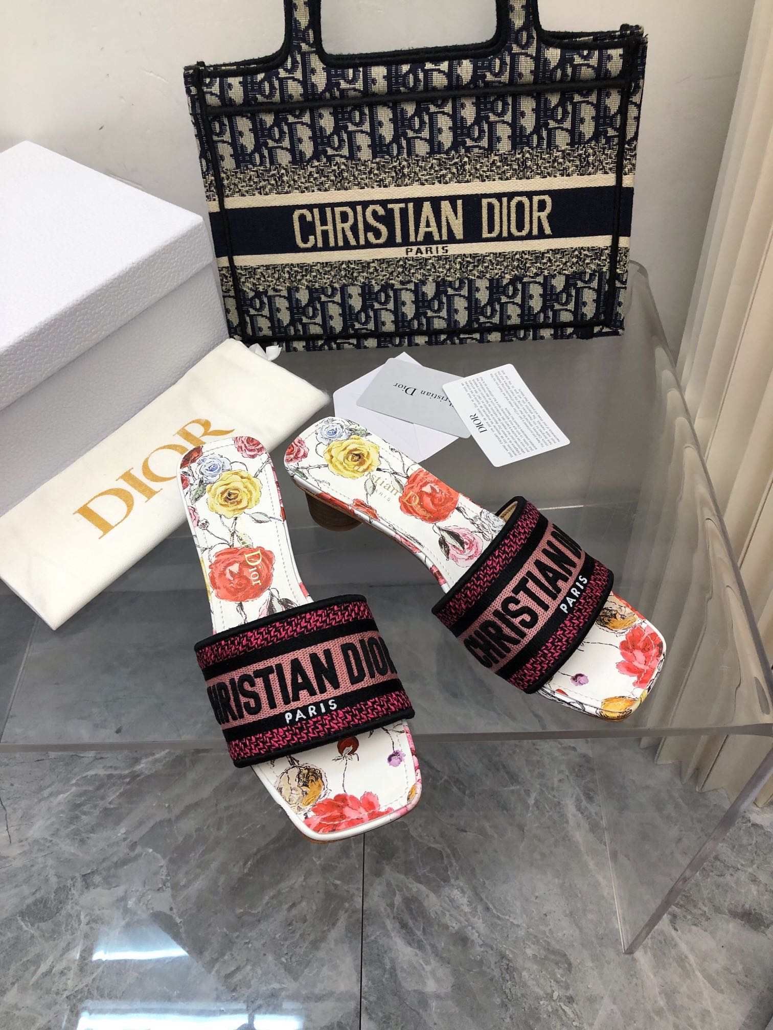 NO:174134,2025- Silk 3cm 25 early spring new jacquard embroidered sandals ♀ The toe and heel are replaced with silk fabric, skin-friendly and not slipping. As D's main presbyterian embroidery series sandals, they are new colors every year and are out of stock as soon as they are new. The embroidery design has a three-dimensional and exquisite feeling, simple and generous, and is not picky at all. It can be held on any occasion, making people love it. Exclusive customized letter three-dimensional embroidery upper, high-density electric embroidery process, no connection, perfect quality, and complex craftsmanship. Consistent with the original version, comfortable and soft, pay attention to discernment. Italian leather outsole Size35-40 (41 and 42 can be ordered without return and exchange) More than a dozen colors are available, slippers, dior, slippers, real silk, Leather soles198609092025- 真丝款3cm 25早春新款提花刺绣凉拖鞋♀鞋头和后跟都改用了真丝面料 亲肤还不打滑  作为D家主打款老花刺绣系列凉拖,每年都会新色,一出新就立马断货,刺绣设计有立体感非常精致,简单大方,完全不挑人,任何场合都能hold住,让人爱不释手 独家订制字母立体刺绣鞋面,高密度电绣工艺,没有任何的连线、重合,完美品质,复杂工艺.与原版一致,舒适柔软,注意辨别.意大利真皮大底Size35-40（41、42可订不退换）十几种颜色可选,拖鞋,dior,slippers,real silk,Leather soles,Women's Shoes