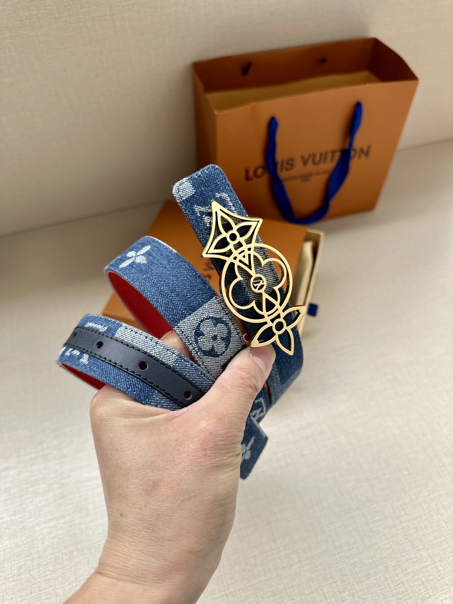 LVTwiggy双面腰带以抛光金属件