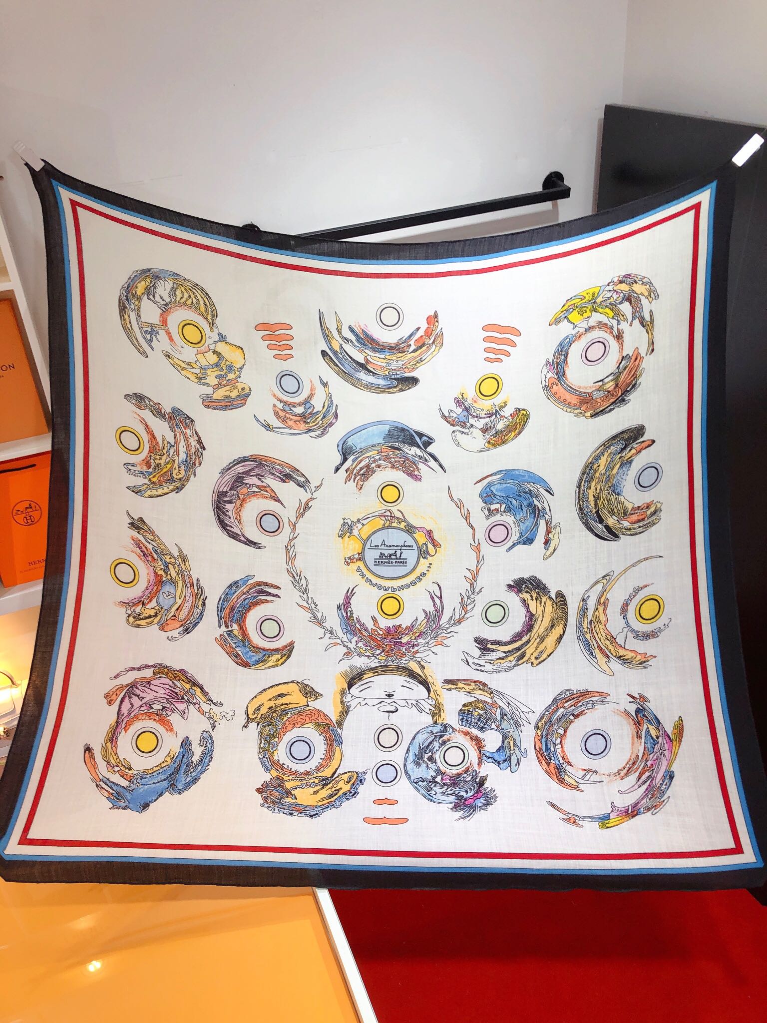 NO:169181,RHMS2396 original single Hermes [3D image] 140cm velvet square scarf Renaissance artist borrowed from ancient carving works and performed magical magic without a magic wand. Men, women, young and old, they will be deeply attracted by this poetic visual illusion work. Absolutely screaming counter quality This model is H's top visual feast top silk cashmere blended herringbone as soft and silky as velvet, making it a unique and precious existence. The overseas counters are absolutely top-notch!  Special channel goods sold one less [Specification 140x140cm 70 cashmere 30 silk], high-version scarf, hermes, real silk19860909RHMS2396原单爱马仕【立体图像】140cm丝绒方巾 文艺复兴时期的艺术家 借鉴古老的雕刻作品,无需魔杖就施展了神奇的魔法.无论男女老幼,他们都必将被这件充满诗意的视错觉作品深深吸引. 绝对会尖叫的专柜品质此款是H顶级视觉盛宴顶级真丝羊绒混纺人字纹如天鹅绒般柔软丝滑,使之成为独一无二的珍贵存在.海外专柜同步绝对的顶级好货！特殊渠道货卖一个少一个【规格140x140cm 70羊绒30真丝】,高版本围巾,hermes,real silk,scarf